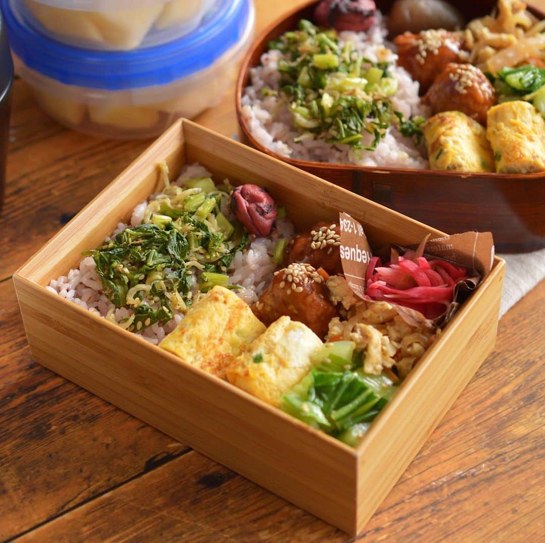 yukiyoのインスタグラム：「2020.11.12* ・ 今日のお弁当 ・ かぶの葉しらすふりかけと梅干しごはん （50%マンナン雑穀米） 肉団子 ネギとゴマ入り玉子焼き 青梗菜ナムル 大根けんちん炒め 玉こんにゃく煮or紅芯大根甘酢漬け ・ お湯を入れるお味噌汁 デザートにりんご付き ・ ・ 今朝は霜が降りまして 朝RUNの時…5時には車凍りついて真っ白 安達太良山も真っ白くなってきました。 ・ いよいよ冬ですねぇ ・ #お弁当 #obento #bento #lunch #lunchbox #onthetable #japanesefood #暮らし #曲げわっぱ #lin_stagrammer #ロカリ #おうちごはんLover #マカロニメイト #IGersJP #フーディーテーブル」