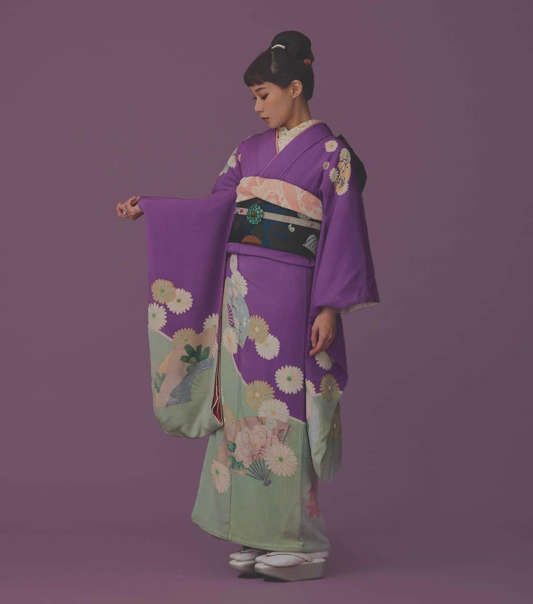 マドモアゼル・ユリアのインスタグラム：「ELLEの連載の新しい記事がUPされました！👘💖 今月は11月という事で「七五三」に関する内容です☺️ 実は七五三は3歳5歳7歳、それぞれ元は別の儀式でした。平安時代から続いているものもあるんですよ！😳 今回7歳のお嬢さんの着付は母、ヘアメイクは私がやらせて頂きました👘 とっても可愛かったー🥺💖 プロフィールからご覧に頂けます！ Picture by @yuuukikumagai  @ellejapan #不易流行ゆりあと着物 #アンティーク着物 #七五三 #着物 #ellejapan」