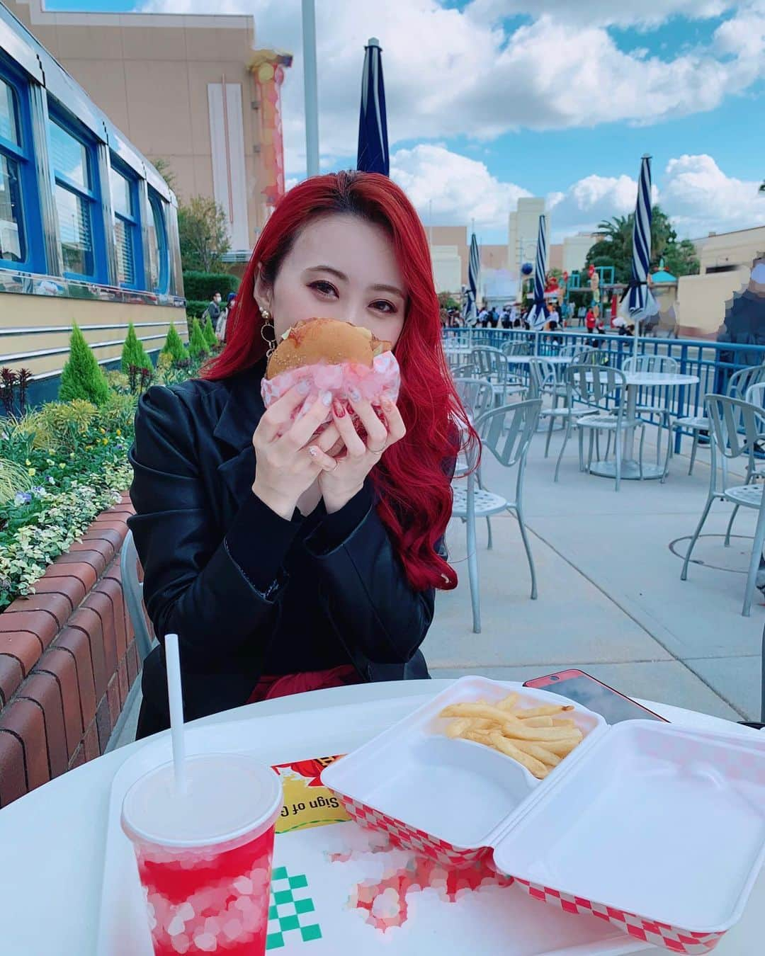 YUKINAのインスタグラム：「🍔🍟🥤🚗🏁﻿ ﻿ ﻿ #ひょっこり 🍓笑﻿ ﻿ ﻿ おはす👻🌞﻿ 今日もめっちゃ良い天気ですね🌈💕﻿ ﻿ 太陽の光が暖かい🥰﻿ ﻿ 今日も太陽いっぱい浴びて﻿ 美味しいもの食べて,いっぱい運動して﻿ ﻿ スマイル全開パワー全開🦄で﻿ １日頑張っていきましょう((* ´ Y｀))🍓♥️﻿ ﻿ ふぁいちー💪🏻🍓﻿ ﻿ ﻿ ーーーーーーーーーーーーーーーーーー﻿ 📷Photo by RAY(BsGirls OG)﻿ ﻿ RAYとテーマパークに行ったときに🌏🦖🦈﻿ 久々にハンバーガー食べた😋✨﻿ ﻿ (しっかりトマト抜きで注文しました🍅笑)﻿ ﻿ 顔が隠れるくらいめっちゃ大きいの🍔🍟﻿ すぐお腹いっぱいになりました。笑﻿ ﻿ この日の空﻿ 絵に描いたみたいにキレイやなぁ😳✨﻿ ﻿ 赤髪も空に映えております👸🏼🍓👑♥️笑﻿ ーーーーーーーーーーーーーーーーーー﻿ ﻿ また行きたいなぁ🦄🍭🧸👑🧚🏻‍♀️﻿ ﻿ ﻿ ﻿ ﻿ ﻿ ﻿ #オリックス #Bs2020 #BsGirls #プロ野球﻿ #baseball #ORIX #buffaloes #野球女子﻿ #公式 #official #followme #オリ姫﻿ #342 #YUKINA #yukina_342 #camera﻿ #巻き髪 #巻き髪ロング #ロングヘア #赤髪﻿ #大阪テーマパーク #大阪スポット #🍔﻿ #ハンバーガー #ビッグサイズ #🚗﻿ #팔로우환영 #팔로미 #좋아요폭탄」