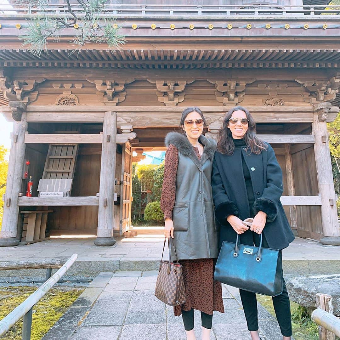 藤田陽子さんのインスタグラム写真 - (藤田陽子Instagram)「昨日はお友達のお誕生日をお祝いしに、鎌倉まで行って来ました。 彼女には内緒のサプライズ　バースデーだったの。  日本的なことも経験して欲しかったから、人力車に乗って寺院周りもしました♪  I took my friend to Kamakura yesterday to celebrate her birthday.  @definebeautyjapan  @definebeauty @ディファインビューティ  #お友達 #楽しかった #お誕生日 #鎌倉 #鎌倉観光  #アラフィフコーデ #アラフィフ女子 #大人可愛い #今日のコーデ #大人スタイル #ファッション好きと繋がりたい  #スナップミー #happybirthday  #fashiongram  #friends  #instapicture  #beauty  #beautiful  #fashionblog #fashionblogger #dailylook #tokyolife」11月12日 9時22分 - yoko.fujita.official