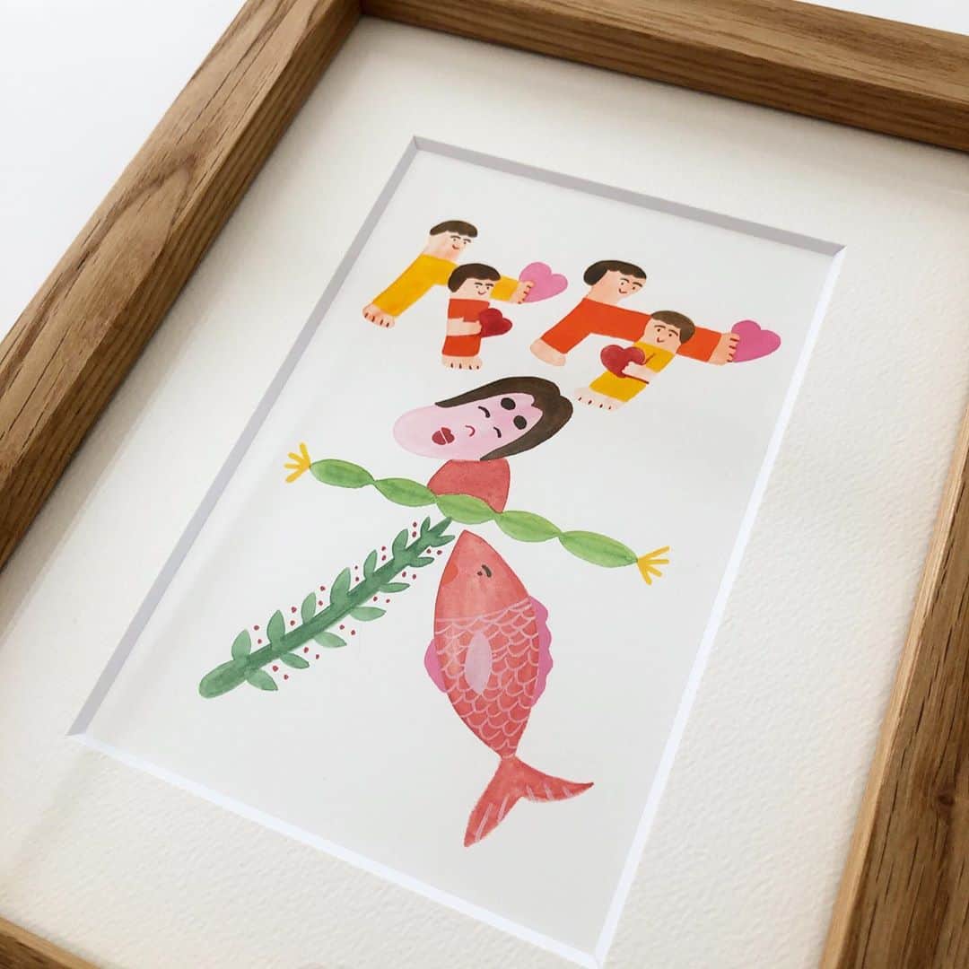 Boojilのインスタグラム：「いよいよ今日11月12日(木)12:00-から個展が始まります☀️在廊します  オーダー作品以外にも、わたしが好きな文字を描いた作品も新しく制作しました。縁起の良い字を集めました🌷  原画の販売も20点ほどご用意しています。  ❤️200点集めた作品展はおそらくこの先なかなかできないと思うので、是非遊びにいらしてください🌞  こちらは「笑」の文字を作品にしました。文字のもっている意味を自分なりに考え、笑いの代表、おかめさんと、めでたいモチーフとして鯛を描きました。家族みんなが笑って過ごせるようハートを持たせています。  みなさまにお会いできるのを楽しみにしています❤️  在廊日:11月 12.14.15.21.22.23日  ネームアートのオーダーは会期中ずっと受け付けています🌞  よろしくお願いします〜  🌷Boojil exhibition 「みんなの名前 展」 2020.11.12(web)-24(tue)  水曜定休 open 12:00-20:00  🖼にじ画廊　@nijigaro  〒180‐0004 東京都武蔵野市吉祥寺本町2‐2‐10（吉祥寺駅より徒歩４分）tel 0422-21-2177  #笑　#Boojil #名前 #命名　#みんなの名前 #縁起物  #プレゼント　#出産祝い  #赤ちゃん #オーダーメイド #オーダー　#誕生日」