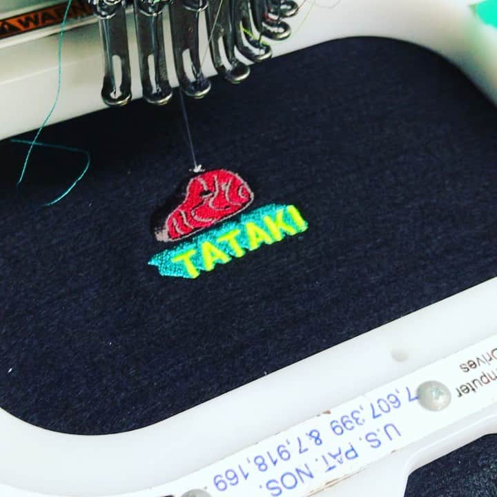 デハラユキノリのインスタグラム：「タタキの塩を入れてます 刺繍屋さんにて ワークウェイ×デハラユキノリ #dehara #deharayukinori  #ワークウェイ」