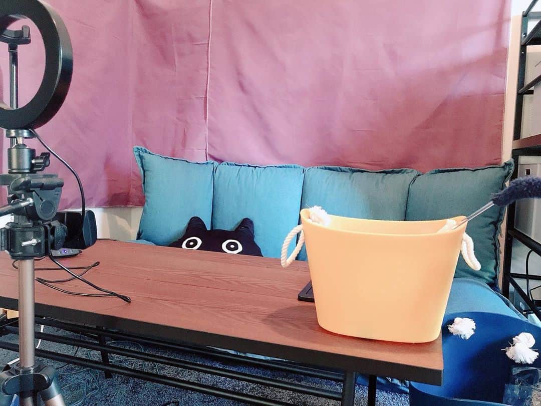 雫さんのインスタグラム写真 - (雫Instagram)「仕事部屋の例のスペースの初期状態→壁紙変更→今回の大改装  デスクや椅子まわりのものを全部変えて、全体的に位置が高くなりました」11月12日 9時29分 - plkshizuku