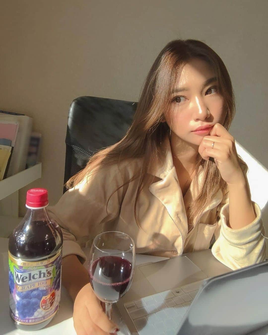 新井ニーニャのインスタグラム：「🤍﻿ ﻿ ﻿ 𝐆𝐨𝐨𝐝 𝐦𝐨𝐫𝐧𝐢𝐧𝐠﻿ ﻿ ﻿ 今日はおうちで作業💻﻿ 最近朝も仕事中も夜も珈琲飲んでたら﻿ 胃が荒れてしまって肌も荒れてしまったの。﻿ (いつもブラックで1日3杯以上飲む☕️)﻿ ﻿ カフェインオフの日を作った方が良いと聞いて﻿ 色々試してきたんだけど﻿ ティーとかはあまり好みじゃなくて﻿ 疲れたら甘いものも欲しくなるし﻿ 良いパートナーが見つからなかったんだけど﻿ 子供達のウェルチを﻿ ワイングラスに注いだら﻿ 最高に優雅な朝を迎えながら﻿ 仕事のメールチェックを出来る発見が💕﻿ ﻿ お砂糖不使用で﻿ 100%ブドウのジュースなのに﻿ 果実の甘みがあるから﻿ "うぅ甘いもの欲しい😭"って時も﻿ ぴったりなの🍷💞﻿ ﻿ ポリフェノールもたっぷりだから﻿ 肌も綺麗になりそうじゃない？🤤🍇﻿ ﻿ ﻿ ﻿ ﻿ #朝活 #朝ウェルチ #ウェルチ #働くママ #朝の時間 #メールチェック #ワイングラス #身体の為 #健康生活 #PR #3児の母 #3児のママ #mama #ママ #パジャマ」