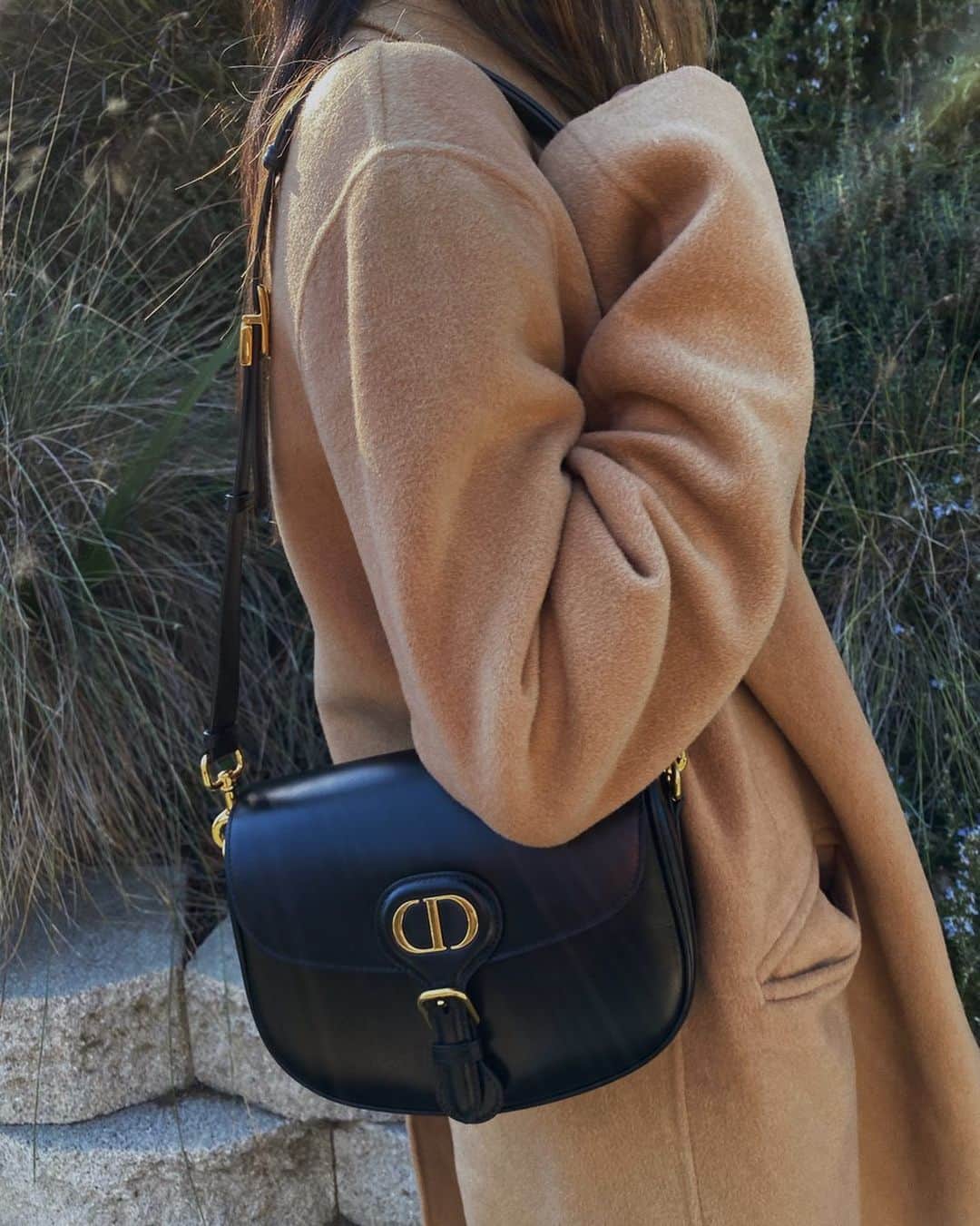 ジュリー・サリニャーナのインスタグラム：「Bag of the day. 🖤」