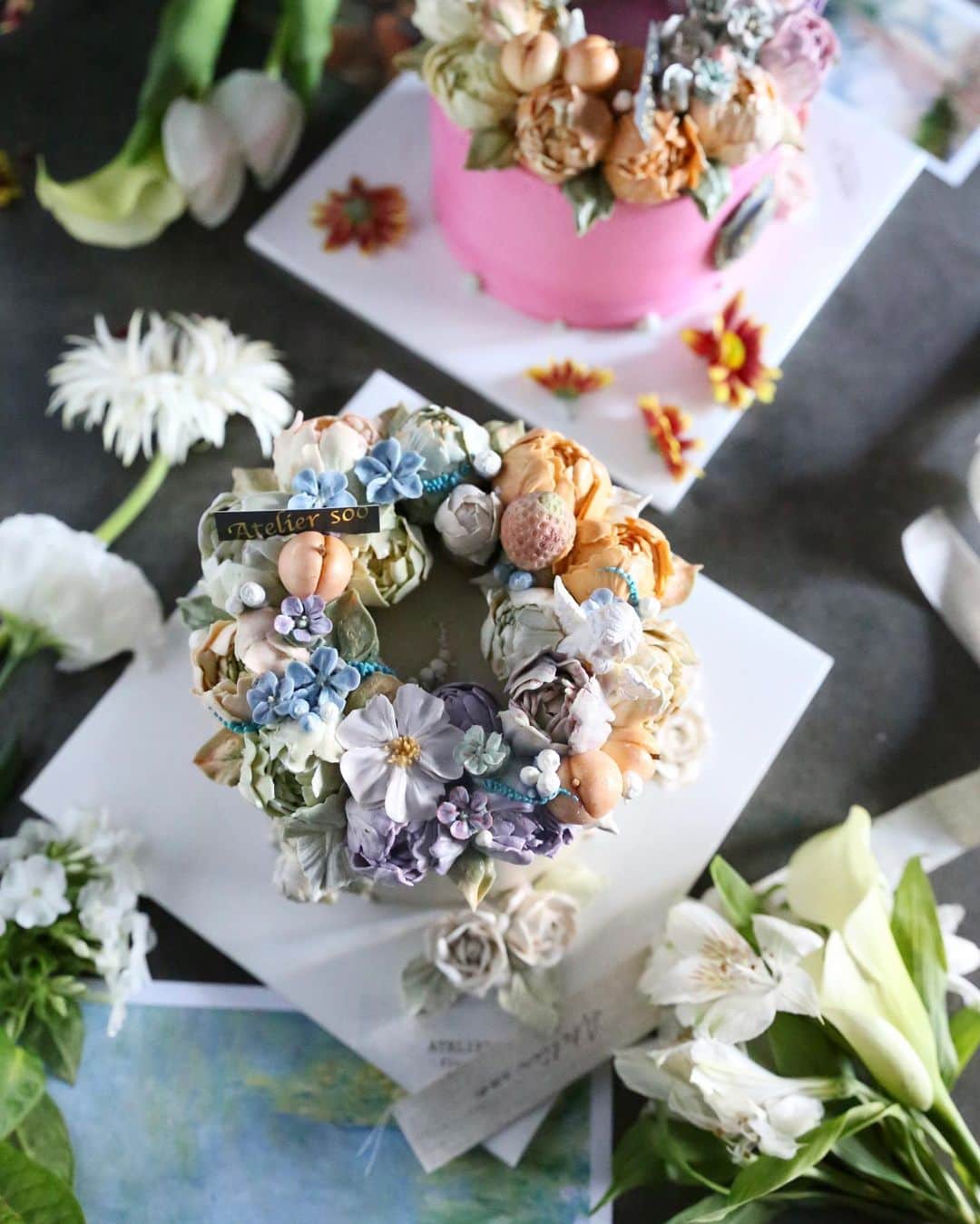 청담 수케이크 (atelier soo)さんのインスタグラム写真 - (청담 수케이크 (atelier soo)Instagram)「ㅡ 플라워케이크라는장르의모든기본기를다지는시간들.내어드린간식도드실시간없이끝까지집중정말잘해주셨다!참감사했던반🕊 ㅡ #flower #cake #flowercake #partycake #birthday #bouquet #buttercream #baking #wilton #weddingcake #쿠킹클래스 #플라워케이크 #웨딩케이크 ㅡ www.soocake.com」11月12日 9時46分 - soocake_ully