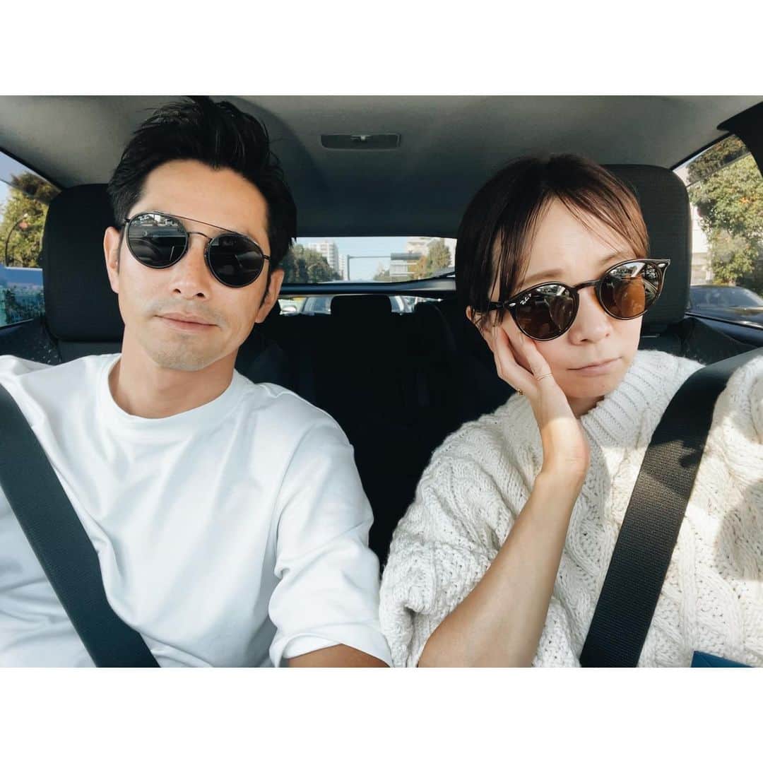 EMIのインスタグラム：「⭐︎ ルックスオティカジャパンの展示会へ♡ @rayban と @oakleyjapan にゾッコンでした。 @rayban には近々お店にメガネ作りに行くんだ❤️ @oakleyjapan は渋谷店がアイウェアのカスタムが出来たり、トレーニングウェアとかもあるみたいだから こちらも近々お店に行く予定♡ 娘用にSnow用のゴーグル作りたいな♪ #rayban #oakley #サングラス」