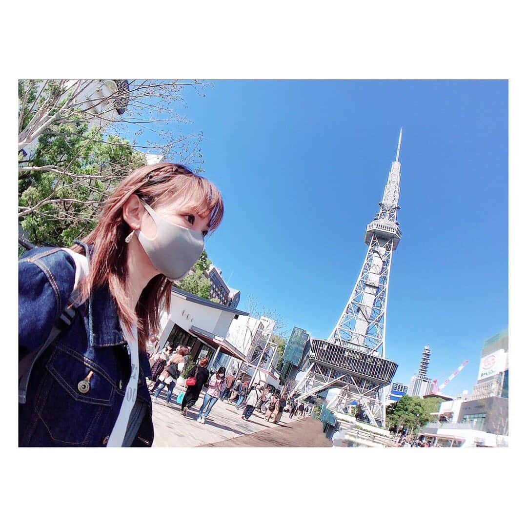小河結香のインスタグラム：「久々のテレビ塔🗼☀️ 周辺綺麗になったんだよね😋 近いのになかなか行く機会なくて 数年ぶりに行ったわ✋ お天気良くて最高だったから キッチンカーでホットサンド買って お外で食べました🥪💕 もっとクリスマス近くなったら 夜に行ってみようかな✨ #名古屋のシンボル #テレビ塔 #秋晴れ #ホットサンド #お外でランチ」