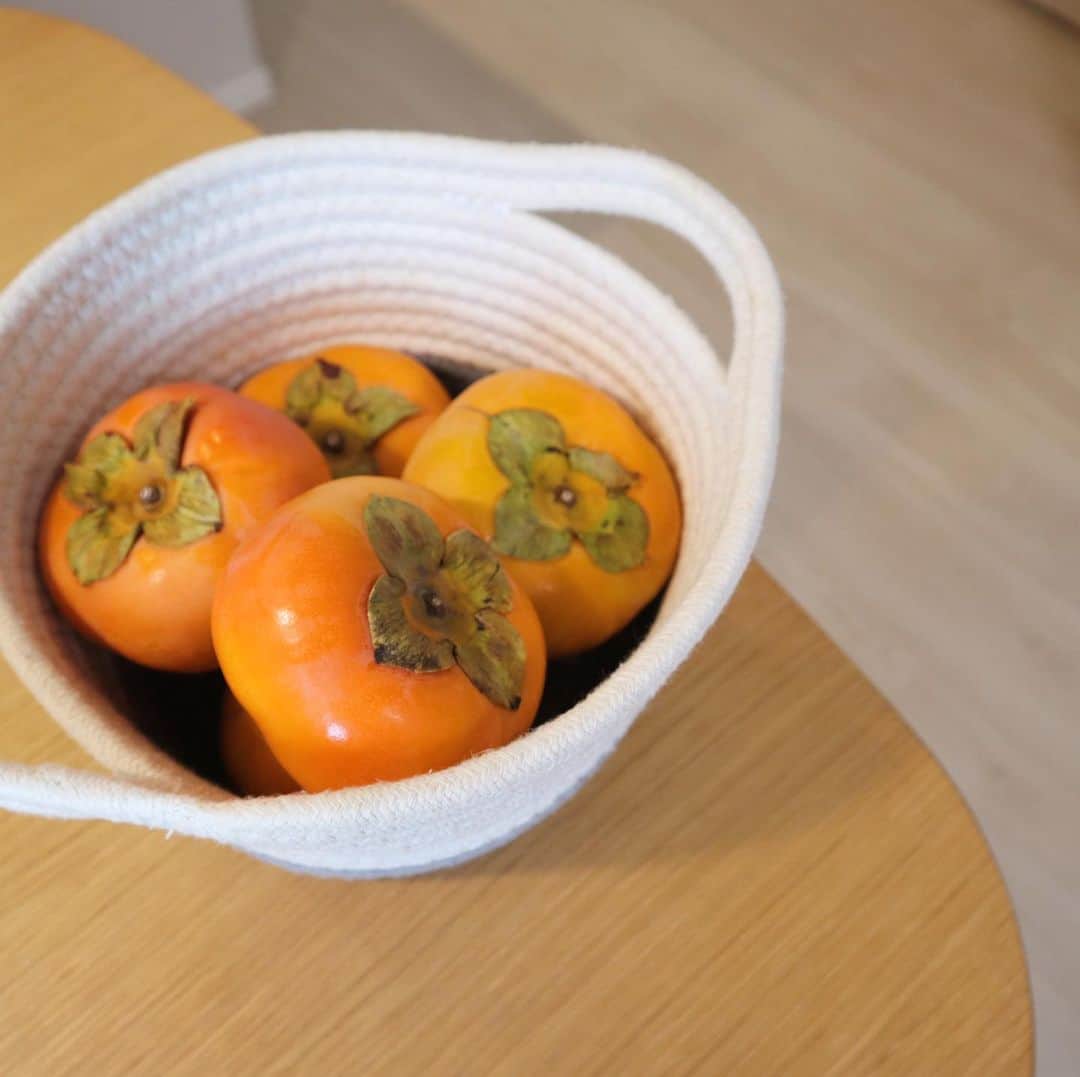 佐藤愛子のインスタグラム：「この時期になると楽しみな柿。今年も送っていただきました！嬉しい。 少しずつ、いただきます！^ ^  #柿 #フルーツ #旬の食材」