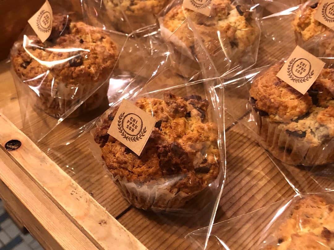 CHIPPRUSONのインスタグラム：「昨日は、友達に頼まれたマフィンを焼きました。チョコバナナ🍫🍌にローストくるみが入ったものと、善積農園のシナノスイートが入ったりんごマフィン🍎 ・ ・ コタンに向けて、パンの仕込みをしています。首の痺れが随分良くなってきたところで、右の股関節に痛みが走り、また立つのや歩くのが辛くなってしまっています。夕方から目眩と耳鳴りがひどくなるので、夜はほとんど仕事にならず…  ・ ・ 自分の不調と付き合うのは忍耐がいるけれど、少しずつ良くなっていることを喜んで、毎日笑うようにしています。生きているだけで丸儲けだよ、人生とは。笑いながら生きていれば、いつか必ずいいことあるのさ。体調に合わせてゆっくり行こう☺️🎵」