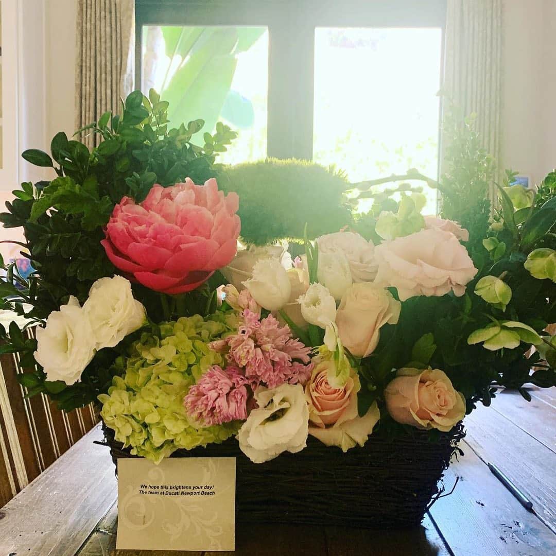 マーク・シェパードのインスタグラム：「Repost from @slsheppard using @RepostRegramApp - Wow, you guys!! 😌 thank you to the team at @ducatinb for my amazing flowers. This is the type of people they are there- a family business (I know all the #spnfamily love that!) that is based on family values, and clearly kindness. These flowers are incredible. Hopefully see you soon you wonderful people #ducati #ducatinewportbeach」