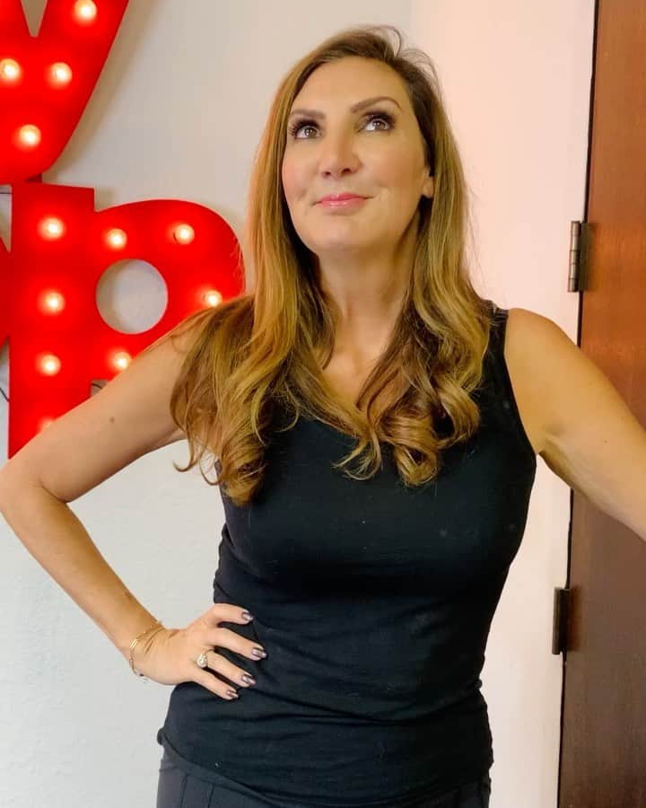ヘザー・マクドナルドのインスタグラム：「Comedy duo and Juicy Scoop favorites Brandy & Julie are back for more Juicy Scoop History! A runaway bride with a 28 person wedding party, a missing mom blames hispanic lesbian couple, and a Hawaiian yogi mysteriously found without her shoes on hike. Brandy & Julie tried JLO's diet and tell us all about it. OctoMom, Charles & Camilla and #tampongate, Robert Downey Jr's forgiven by Hollywood, Chuy's appearance on Celebrity Diving and more! Episode up at midnight! Which topic are you most excited for? (Swipe to see)」