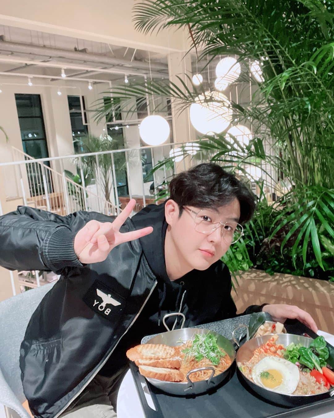 インジュン のインスタグラム：「いただきます~~😉 俺可愛いやろ~~? 잘먹겠습니다~~😉 나귀엽찌~~? . . . #셀카#셀피#데일리#일상#인준 #selfie#daily#l4l#injun #インジュン#沢山食べよう #お腹すいたよ」