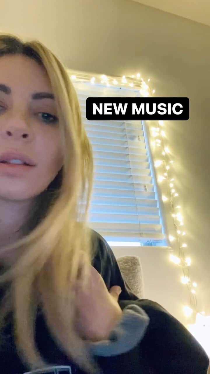 アリソン・ワンダーランドのインスタグラム：「lil preview of my new song with @valentinokhan called ANYTHING out this Friday. I AM EXCITED AF」