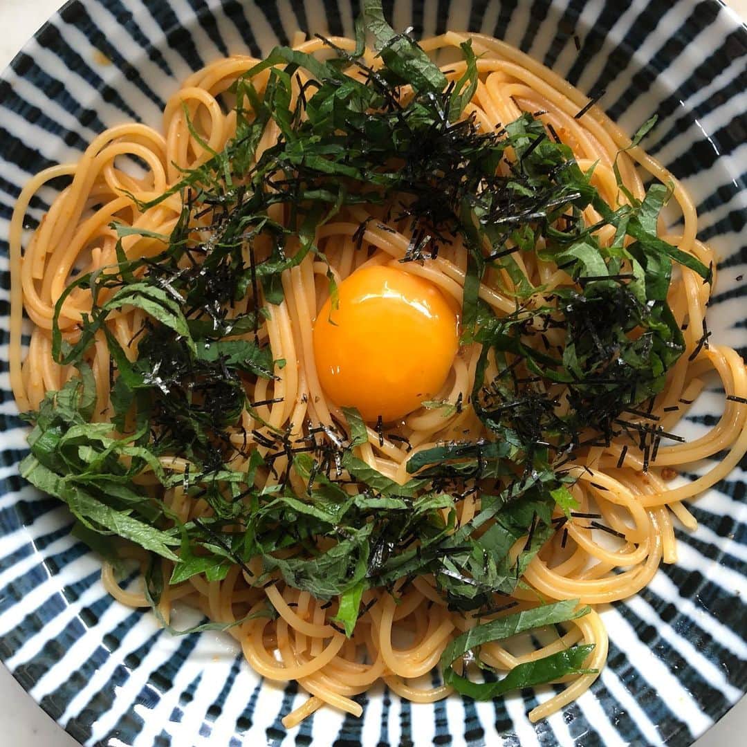 のインスタグラム：「おはよう(^^) クッキン👍🏻グー！ 5分で簡単衝撃的な旨さ！自宅で出来る濃厚雲丹パスタ🍝 以前7ヶ月前にYouTubeだいちゃんねるでも配信したのですが、美味しいので度々作ってます！ 先日も作りました〜 主役は雲丹醤油‼️ 「うにのやまみ」さんの大人気商品です。 こちらを使った雲丹パスタが美味しいのです！ 下関市長賞受賞🏆👏🏻👏🏻👏🏻 僕からも勝手に「大ちゃんのほっぺ落ちたで賞」を贈ります🏆👏🏻👏🏻👏🏻(笑) 他にも卵かけご飯、焼きおにぎり、冷奴のタレ、冬は湯豆腐のタレ、ドレッシングなどなど色々、これ一本で美味しい料理のレパートリーが増えました。ありがたや〜😋 これは常備したい調味料に決定！ 皆さんも、濃厚雲丹パスタ作ってみてね🍳 作り方はYouTubeだいちゃんねるをご覧くださーい😊 他にもおすすめの使い方があったら教えて〜 ・ ・ #雲丹醤油 #うにのやまみ さん #受賞 #下関 #簡単 #濃厚 #雲丹パスタ #美味しい #北川大介 #YouTube #だいちゃんねる #えくぼ #八重歯 #リーゼント #イエーイ #顔晴ろう #一生青春 #早くコロナが収束しますように」