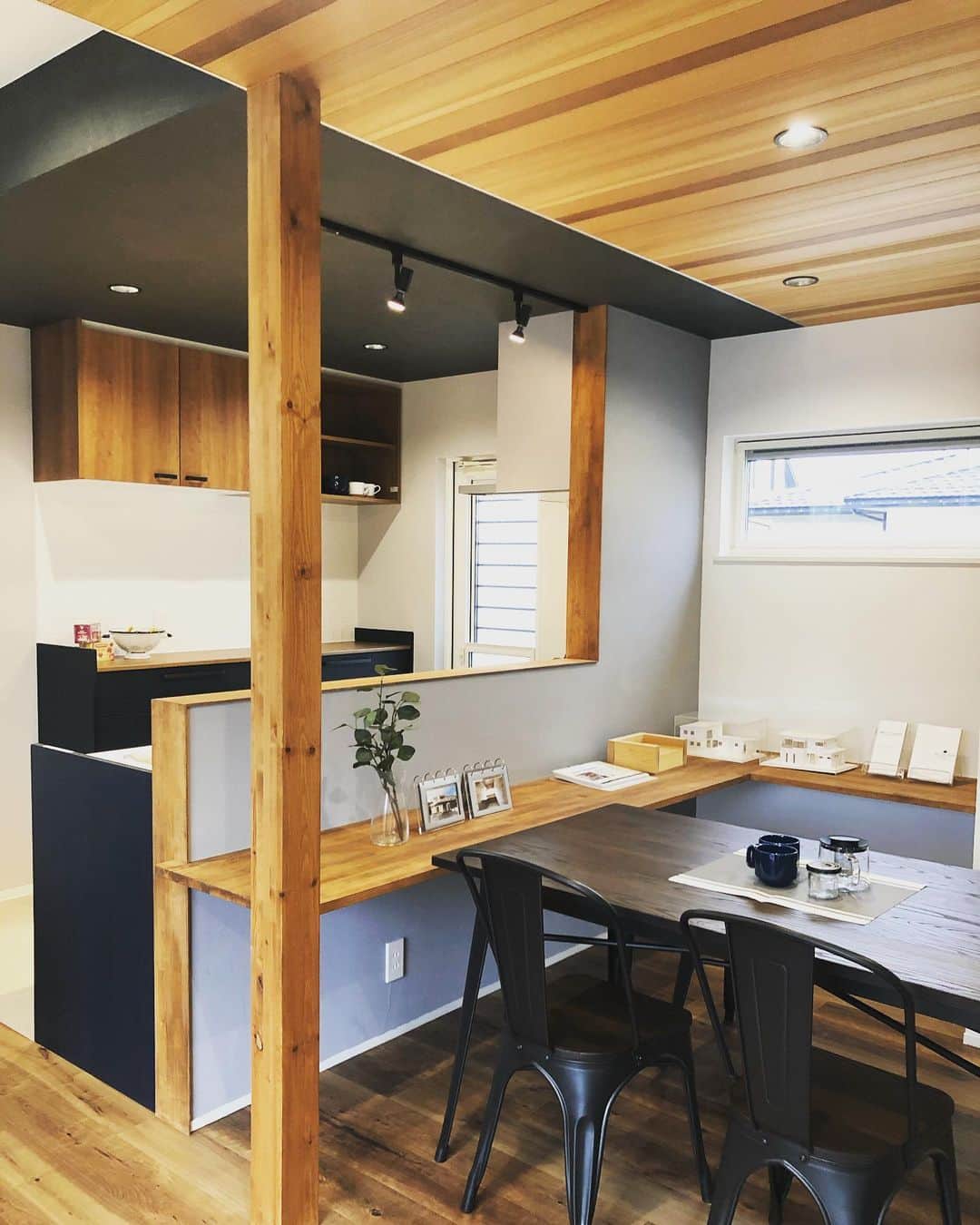ONLY ONE HOUSE 株式会社 新谷組のインスタグラム：「.  𖦹 𖠿 𖠋  2020.11.14 (土) - 11.15 (日)  敦賀市莇生野にて内覧会 開催いたします！  まだまだご予約お待ちしております♪  - 自然の素材で寛ぐ家 -  とても安らぎのある上質な 自然素材の塗り壁に同じものが ないレッドシダーの天井は 自然の表情をつくるお洒落な 空間に仕上がりました。  お家づくりになるポイントが盛り沢山！ この機会に実際にご覧になってご体感ください。  50年先の幸せをカタチに。 ONLY ONE HOUSE 施工  → coming soon 只今高浜町にもモデルハウスを建設中です。 HPやInstagramに内覧会情報や施工事例、豆知識 など随時UPしておりますので是非ご確認下さい。 . . ⚀ 本社TEL  0770-78-1255 ⚁ 事務所TEL  0770-59-2552 ⚂ E-Mail  shintanigumi@outlook.jp ⚃ 新谷組HP  http://www.shintanigumi.jg .  #新谷組#おおい町#舞鶴市#高浜町#小浜市#敦賀市#若狭町#美浜町#新築#一戸建て#外構工事#改修工事#シンプルライフ#マイホーム#マイホーム計画#注文住宅#デザイン住宅#自由設計#工務店#金属サイディング#無垢材#ジョリパット#塗り壁」