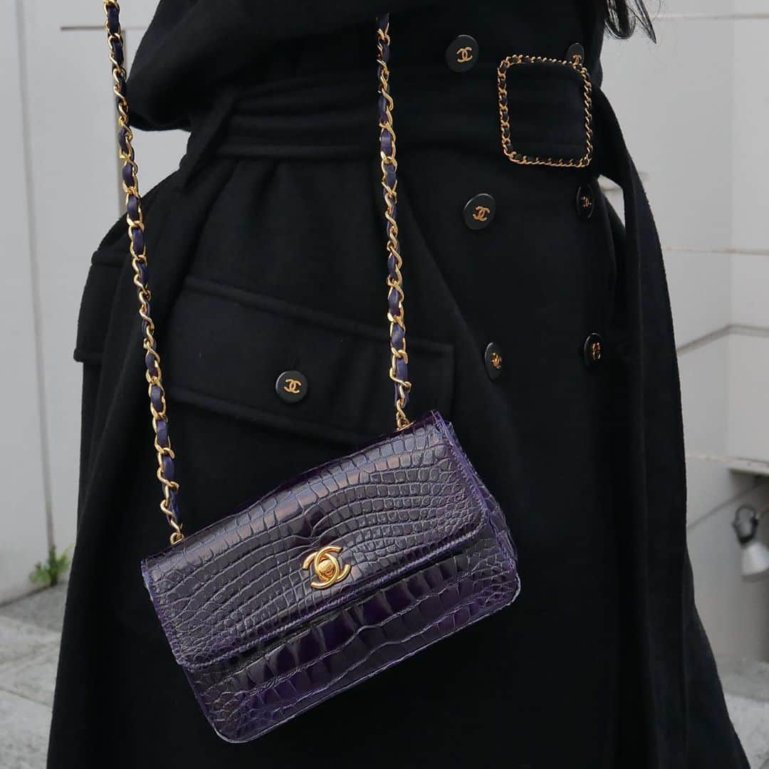 のインスタグラム：「Chanel Vintage Crocodile Chain Shoulder Bag in Purple from @amore_tokyo   🖤 On website search for AO30865  #chanelvintage #vintagechanel」