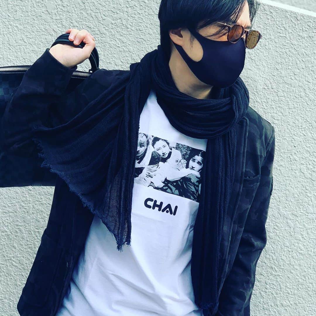 清塚信也さんのインスタグラム写真 - (清塚信也Instagram)「かわいい妹たち #CHAI ちゃんたちのTシャツ ネオかっこいい⁉️  ジャケットは @balr_jpn」11月12日 10時37分 - shinya_kiyozuka