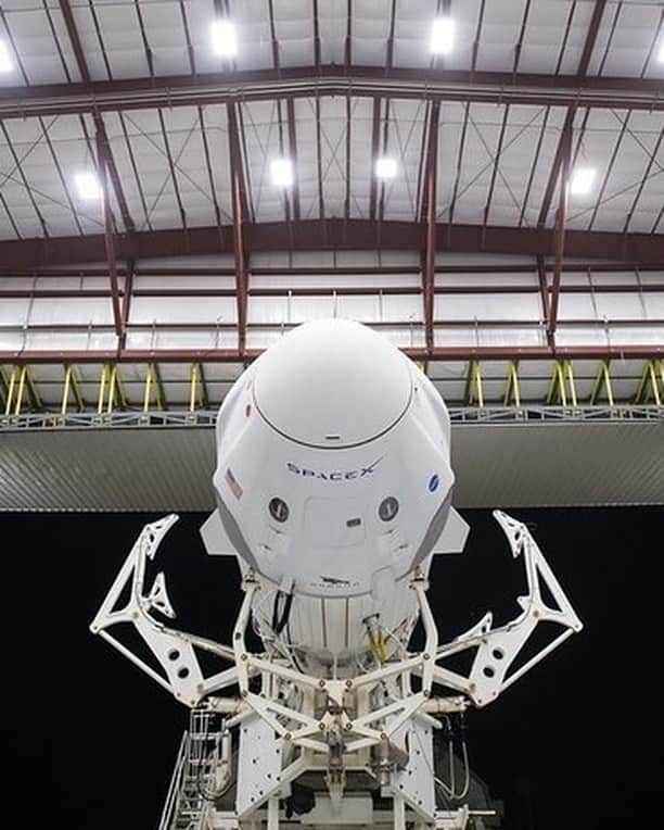 Discoveryさんのインスタグラム写真 - (DiscoveryInstagram)「The @spacex Crew Dragon spacecraft waits at #NASA’s Kennedy Space Center in Florida to take four astronauts to the ISS. 🛰  🚀 Countdown to blast off with #SpaceLaunchLIVE Sunday starting at 5P ET on Discovery. [UPDATED]  Photo Credit: NASA/Joel Kowsky  #spacex #crewdragon #falcon9」11月12日 10時39分 - discovery
