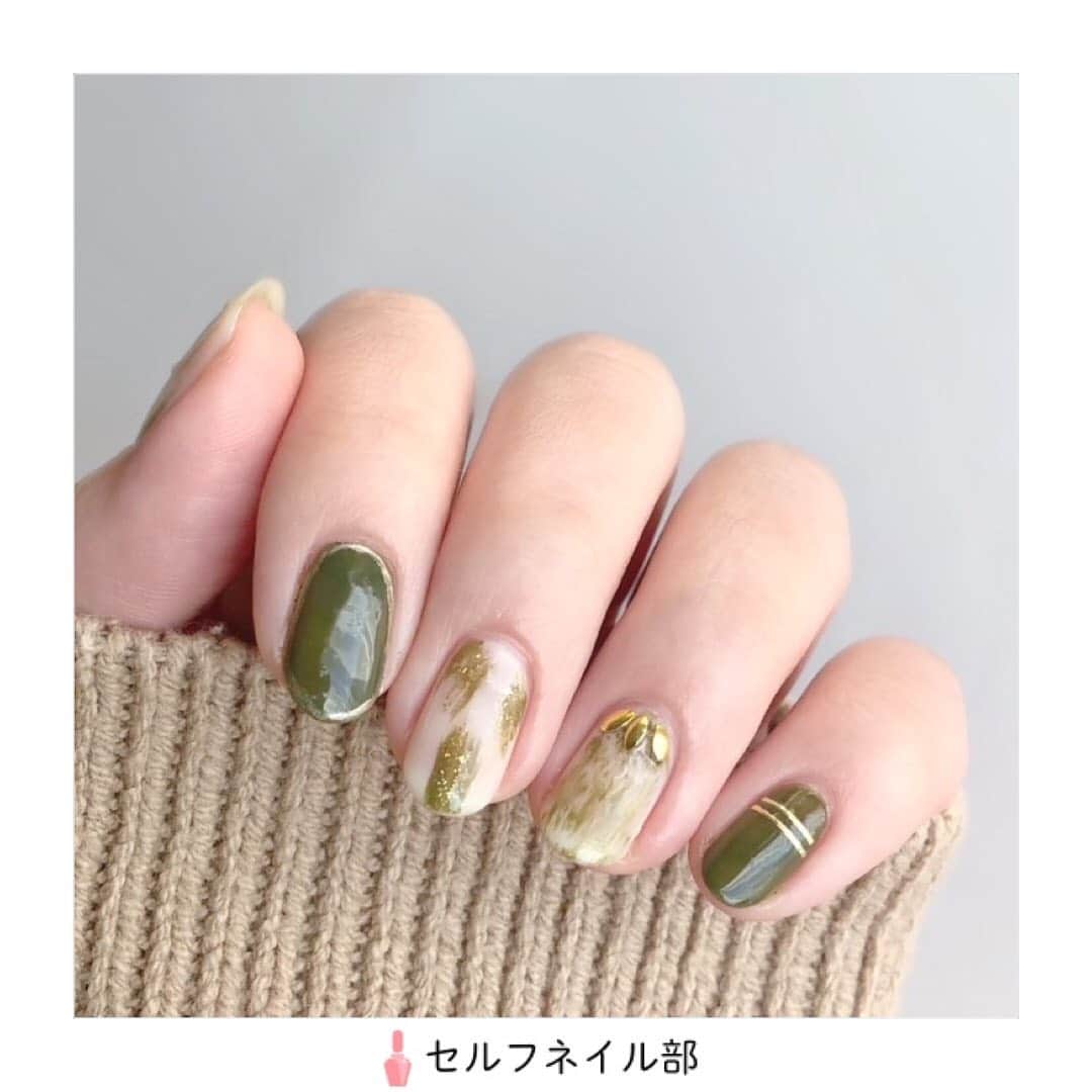 セルフネイル部 公式アカウントのインスタグラム：「(@self_nail_yu)さんの、﻿ 「カーキニュアンスネイル」を紹介します💅﻿ ﻿ ○howto﻿ 【人差し指、小指】﻿ カーキを2度塗り。﻿ 人差し指：ゴールドカラーで囲む。﻿ 小指：ゴールドラインシールを貼る。﻿ 【中指、薬指】﻿ シアーホワイトを3度塗り。﻿ 中指：カーキを3箇所に塗る→その上にゴールドラメを塗る。﻿ 薬指：カーキをよくしごいてから塗る→ゴールドパーツをのせる。﻿ ﻿ ○item﻿ ・カーキのポリッシュ﻿ ・Paプラス オールインワンコート﻿ ・ネイルホリック GD046﻿ ・キャンメイクカラフルネイルズ N22﻿ ﻿ ○point﻿ 薬指はカーキポリのハケをスカスカにした状態で塗ると上手くできます!!﻿ ﻿ 《セルフネイル部プロデューサー高橋からのコメント📝》﻿ 色味がとても可愛いです💐デザインのバランスがよく、こなれ感がすてきです！🙋‍♀️﻿ ﻿ #ネイル#ジェルネイル#ジェル#セルフネイル#セルフネイル部#セルフジェルネイル#セルフジェル#マニキュア#ポリッシュ#ネイルアート#セルフジェルネイル部#ほぼ100均ネイル#ネイルシール#100均ネイル#美甲#셀프네일#ポリッシュネイル﻿ #nail#polish#selfnail#nailpolish#nails#japannail#nailart#instanail」