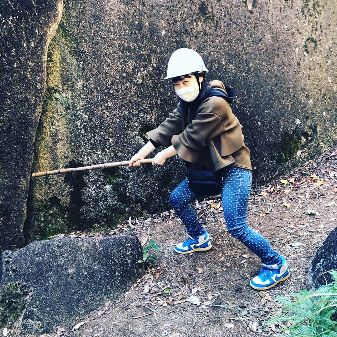 のインスタグラム：「. 鬼岩公園で 炭治郎になってきたよ！ . 鬼が住んでいた 伝説から 「鬼岩公園」の名がついていることにも 繋がりを感じます(´･_･`) . #鬼滅の刃 #鬼滅 #炭治郎 #巨岩 #鬼岩公園 #蓮華岩 #岐阜 #鬼殺隊」