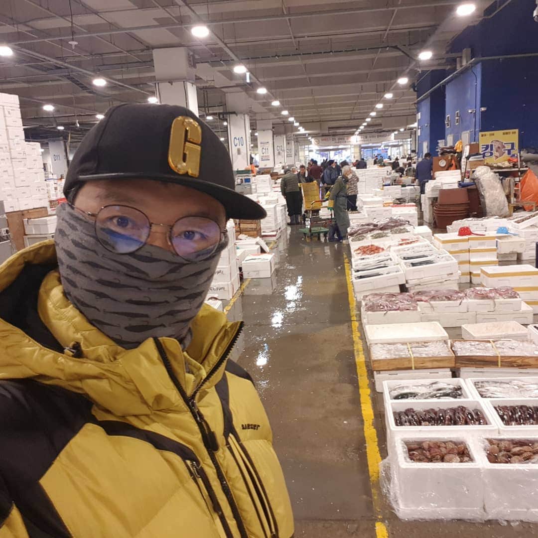 コ・ミョンファンさんのインスタグラム写真 - (コ・ミョンファンInstagram)「치열하게 장보기! . 노량진 수산시장  새벽 3시  홍게 8마리 1,8000원- 실화냐?  살아서 움직인다. . 잠을 조금 아끼면 싸게 살 수 있다^^  #치열하게시리즈 #홍게 #노량진수산시장」11月12日 10時48分 - gommming