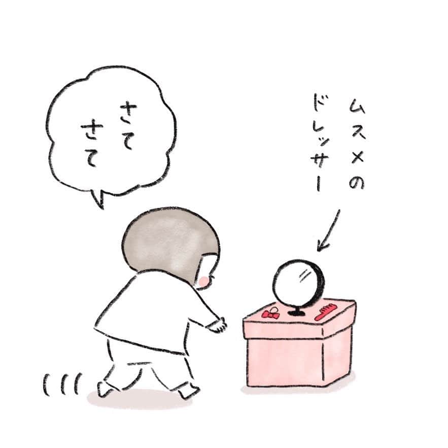 hibi家のムスコとムスメのインスタグラム：「【 #いやちゃのドレッサー ③】えっと…誰のマネかなぁ☺️私そんな人前でそってる覚えない…パパであってくれ…  #育児漫画#コミックエッセイ#ドレッサー」
