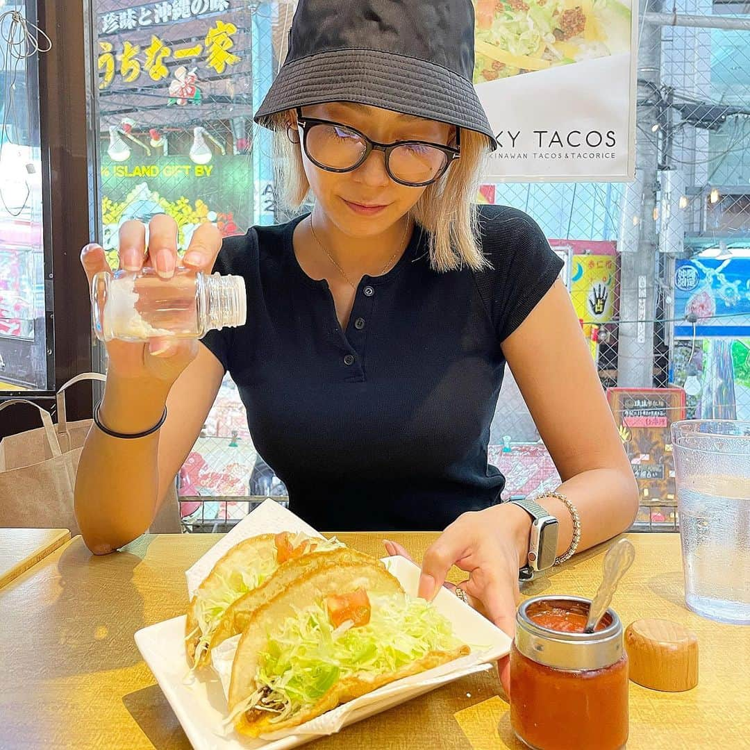 Mika Jimboさんのインスタグラム写真 - (Mika JimboInstagram)「【塩タコス再来🌮食後のデザートはタコスにキメた🤤】﻿ ﻿ 前回行ってから美味しくて美味しくてたまらなかったタコスに最終日、エイブン食べた後にGO❗️﻿ ﻿ @lucky_tacos どーしても食べさせたくて行ったけど、そば食べた後だから一人一個が限界だった、、🤢﻿ ﻿ のに実際食べたらカリッとジュワッと美味しすぎて塩味のさっぱり感でぺろりだわ🤤❤️﻿ ﻿ ﻿ 一瞬で食べ切ったよね🥴﻿ ﻿ でも、﻿ 二人で一個ずつしか頼まなかったせいなのか店員さんバリ怖くてぴえんでした。﻿ ﻿ 別に店内空いてたし、10分くらいで食べて出たし、そんな怖いことしないで？😨﻿ ﻿ と思ったけど美味しいからまた行くんだろうな。﻿ ﻿ 塩タコス食べて以来塩タコス以外無理☺️﻿ ﻿  #国際通り#国際通りランチ#国際通りグルメ#久茂地#久茂地ランチ#久茂地グルメ #国際通りカフェ#那覇#那覇ランチ#タコス#沖縄タコス #沖縄#沖縄ディナー#沖縄ごはん#okinawa#okinawa#沖縄観光#沖縄旅行#沖縄好きな人と繋がりたい#沖縄のうまいメシシリーズ」11月12日 10時56分 - mikajimbox