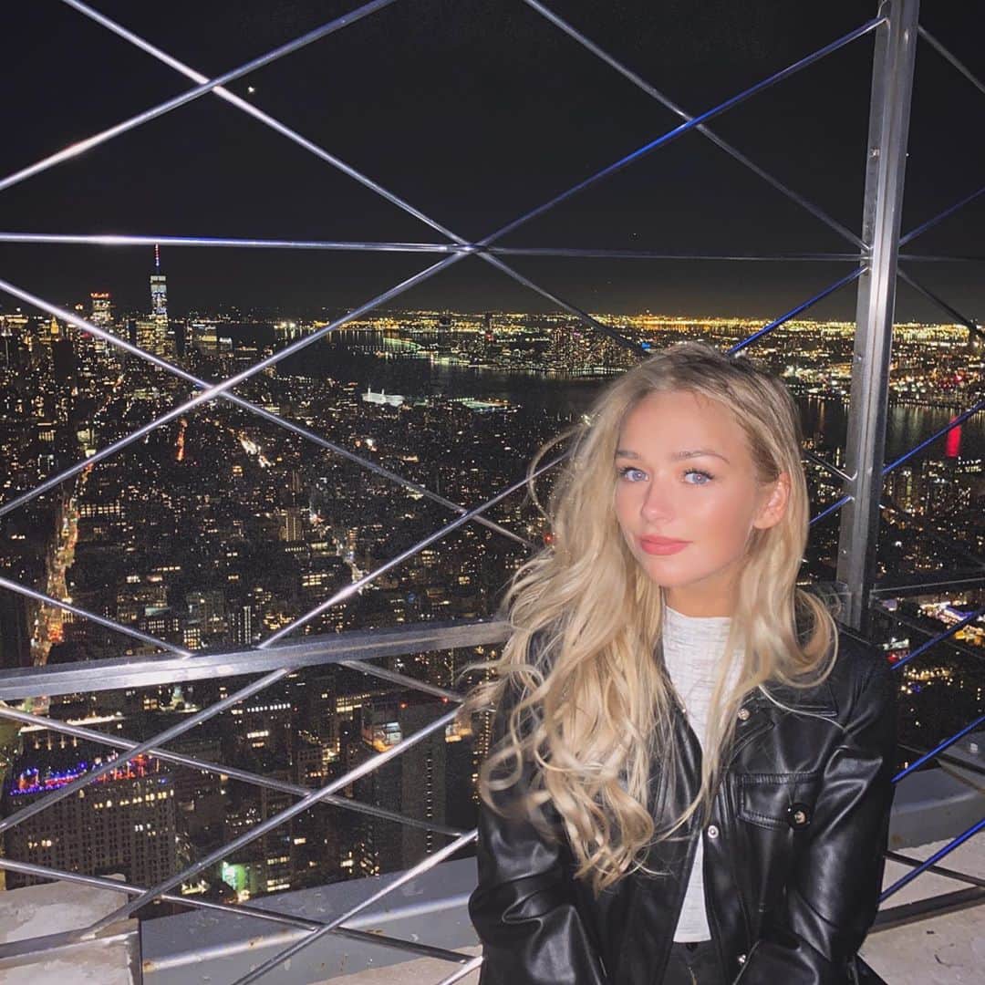 コニー・タルボットのインスタグラム：「Jetlag...🥱feel more grateful than ever to have seen the world again🗽back to lockdown which isn’t too bad too🤍」