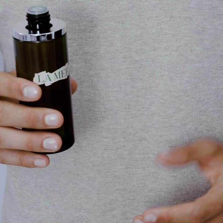 ドゥラメールのインスタグラム：「Throw tomorrow into full throttle. The Treatment Lotion’s burst of liquid energy and hydration softens, nourishes and improves skin’s texture while prepping skin for the rest of your regimen and the day or night ahead.」