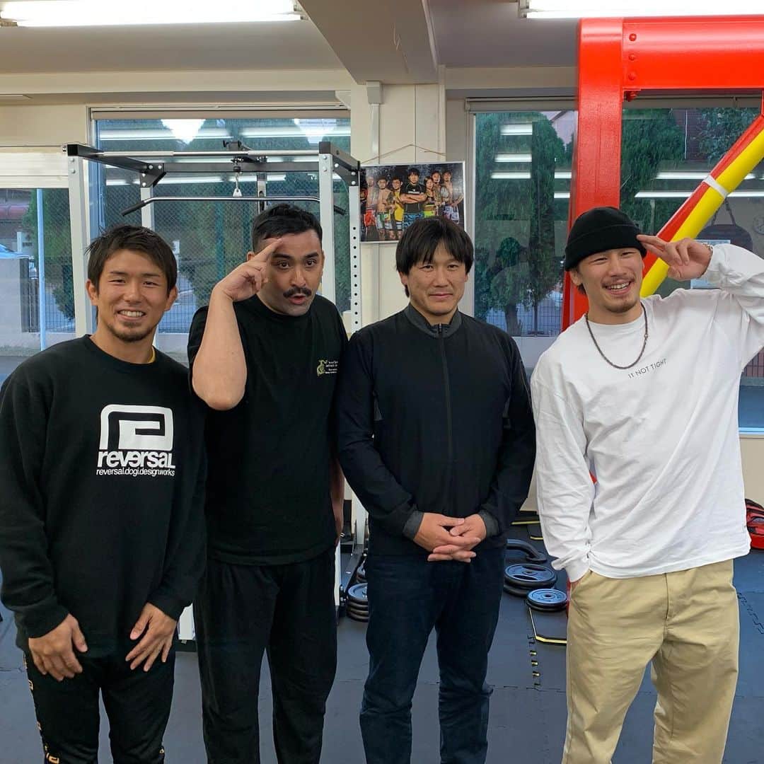 岡田遼のインスタグラム：「鶴屋師匠、矢地選手、デニス行雄さん、岡田遼。  矢地選手、我が師に『俺はどうしたらいいか？』と真っ直ぐ素直に貪欲に助言を求める姿に胸打たれました。  デニス行雄さん、2時間で1ヶ月分笑かしてくれた。場にいる皆を笑顔にする圧倒的実力。  凄い。  #youtube  #近日公開 #TsuruyaHiroshiEntertainment」