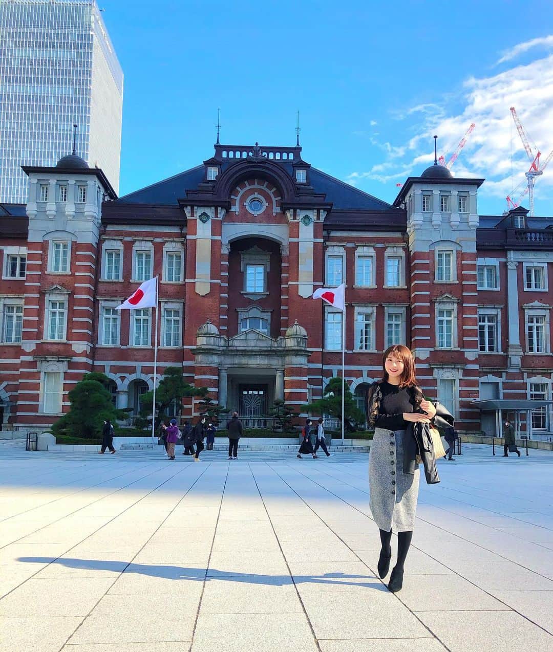 折原みかさんのインスタグラム写真 - (折原みかInstagram)「秋晴れの下　東京駅は美しい  #東京駅　#タイトスカート　#革ジャン　#モノトーンコーデ　#ootd #followme」11月12日 11時03分 - mikaorihara