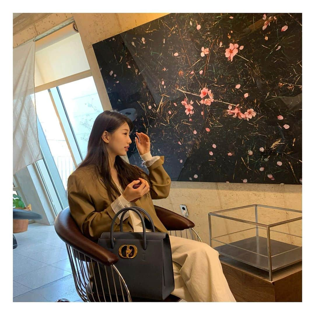 ペ・スジさんのインスタグラム写真 - (ペ・スジInstagram)「오늘 들고 나왔지롱 고마워요디올🤍  #Dior @Dior #DiorStHonore」11月12日 11時04分 - skuukzky