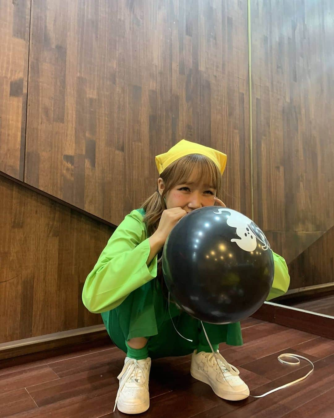 チェ・ユジョンさんのインスタグラム写真 - (チェ・ユジョンInstagram)「헬륨가스에 진심인 우리 우동이🎈 생일 너무너무 축하한드아아아악!!! 🥳  작지만 ㅎㅎ 누구보다 큰 따뜻함을 가지고 있는 유정이 넌 정말 소중한 존재야!항상 고마워 ♡ -@seiric_o-  #HAPPY_YOOJUNG_DAY♥ #사랑해 #🌱」11月12日 11時04分 - yoojung_weme