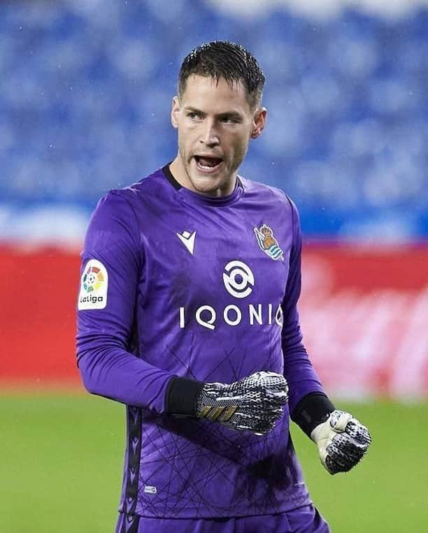 LFPさんのインスタグラム写真 - (LFPInstagram)「The LORD of the SAVES! 👑💯 • ¡El señor de las ATAJADAS! 💯 • #Remiro #RealSociedad  #LaLiga #LaLigaSantander #Football #Goalkeeper #HayQueVivirla #YouHaveToLiveIt」11月12日 11時05分 - laliga