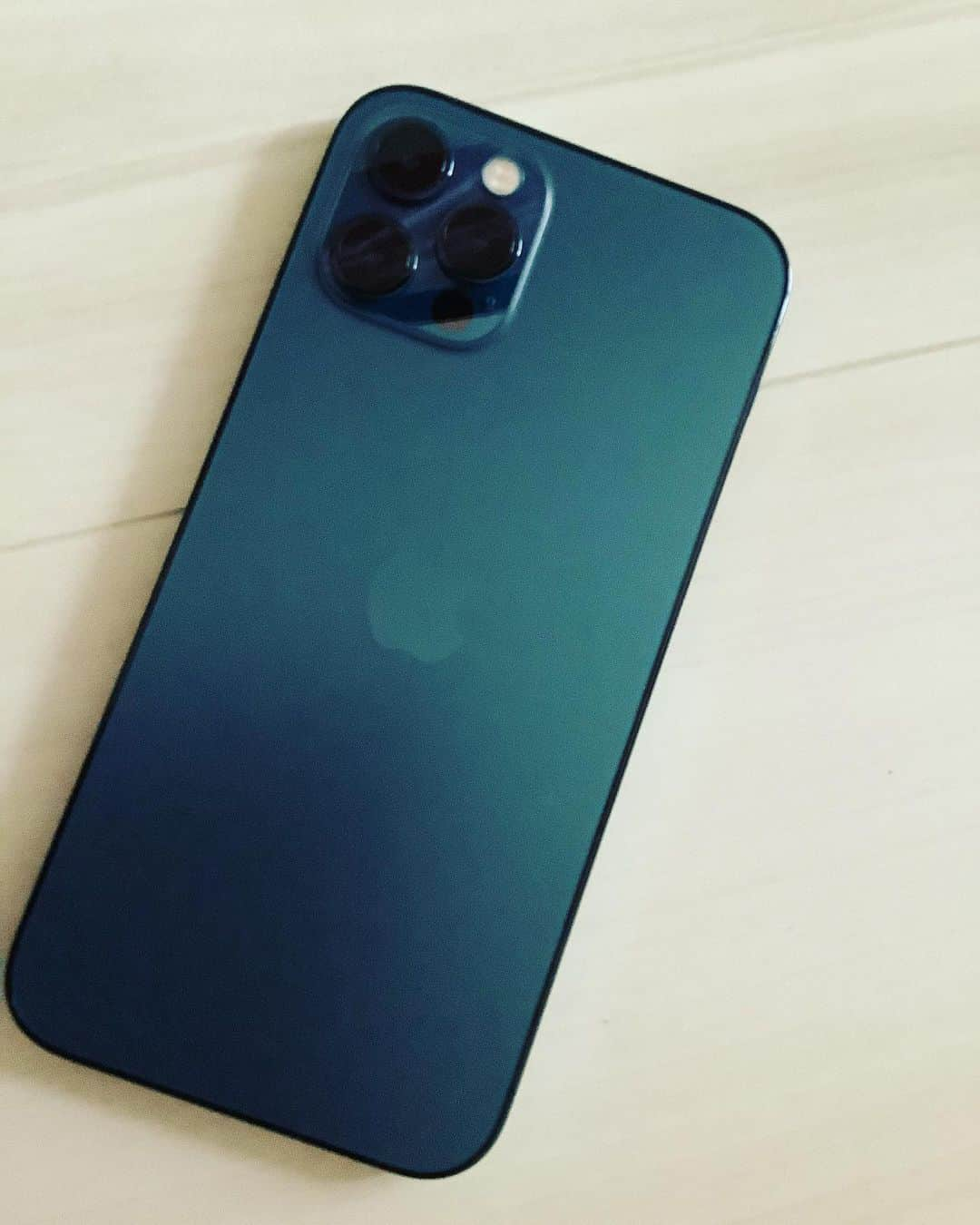 片山陽加さんのインスタグラム写真 - (片山陽加Instagram)「やっとiPhone12proキター☺️☺️ 新作カラーのパシフィックブルーにしました♡ iPhone7からの12proに機種変なので 画質のクオリティーにビビってます笑　  これからいい画質でお届けできる嬉しさ📸 いっぱい写真撮らなくちゃ！！！！！ (＊ちなみにこれはiPadで撮ってます)  #appleiphone  #iphone12pro」11月12日 11時16分 - haachandyoo