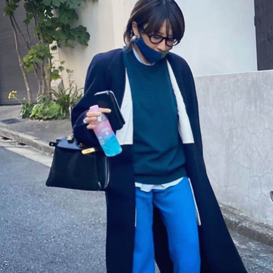 風間ゆみえのインスタグラム：「BLUE GREEN NAVY  coat/ @celine  Knit pants/  @la_marine_francaise_official  shirt/ @stellamccartney  knit/ @maisoncarree.jp  bag/ @hermes  glasses/ @continuer.official  mask/ @lotustablelabo shoes/ @pierrehardy  #yumie_k_style」