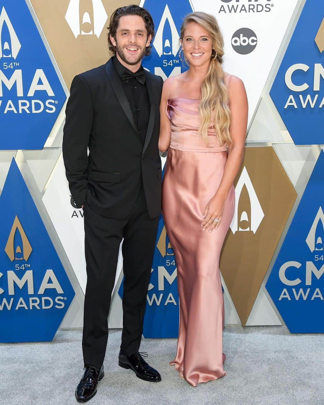 Just Jaredさんのインスタグラム写真 - (Just JaredInstagram)「@thomasrhettakins and wife @laur_akins - both in @dolcegabbana - enjoy a fun night out at @cma awards!  #ThomasRhett #LaurenAkins  #DolceGabbana  #CMAAwards Photos: ABC, Getty」11月12日 11時12分 - justjared