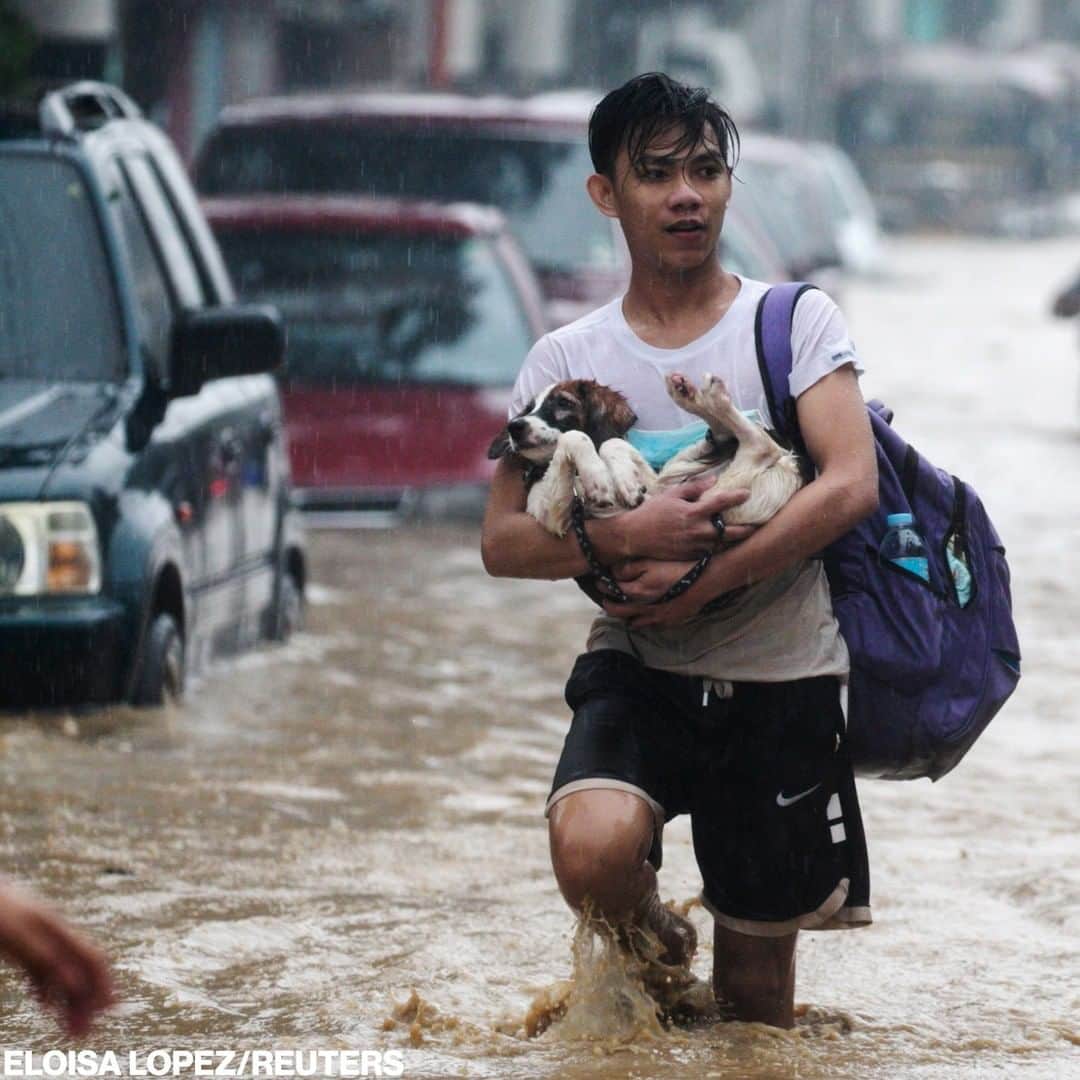 ABC Newsさんのインスタグラム写真 - (ABC NewsInstagram)「A man holds a dog as they evacuate from a flooded community after Typhoon Vamco soaked and lashed the Philippines' main Luzon island.」11月12日 11時12分 - abcnews