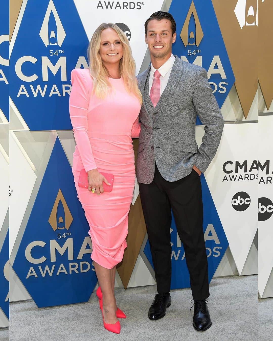 Just Jaredさんのインスタグラム写真 - (Just JaredInstagram)「@mirandalambert in @alexperryofficial is joined by husband @brendanjmcloughlin at the @cma awards. #MirandaLambert #BrendanMcLoughlin #AlexPerry  #CMAAwards Photos: ABC, Getty」11月12日 11時15分 - justjared