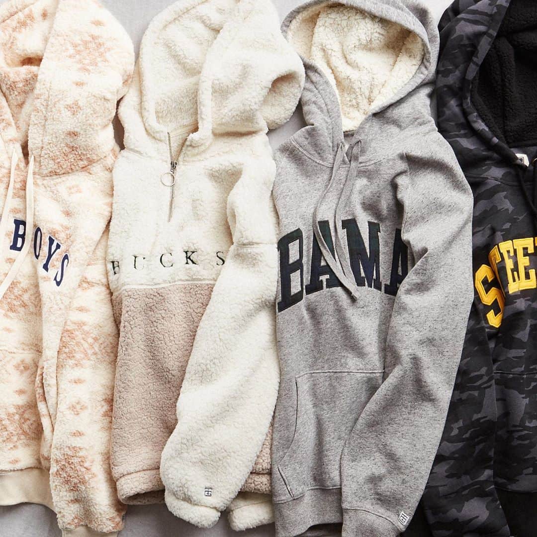 American Eagleさんのインスタグラム写真 - (American EagleInstagram)「Gameday, but make it from home. 🏈  Cheer on your favorite teams from the comfort of your couch in our NEW Tailgate sherpa hoodies (more arriving daily!)」11月12日 11時24分 - americaneagle