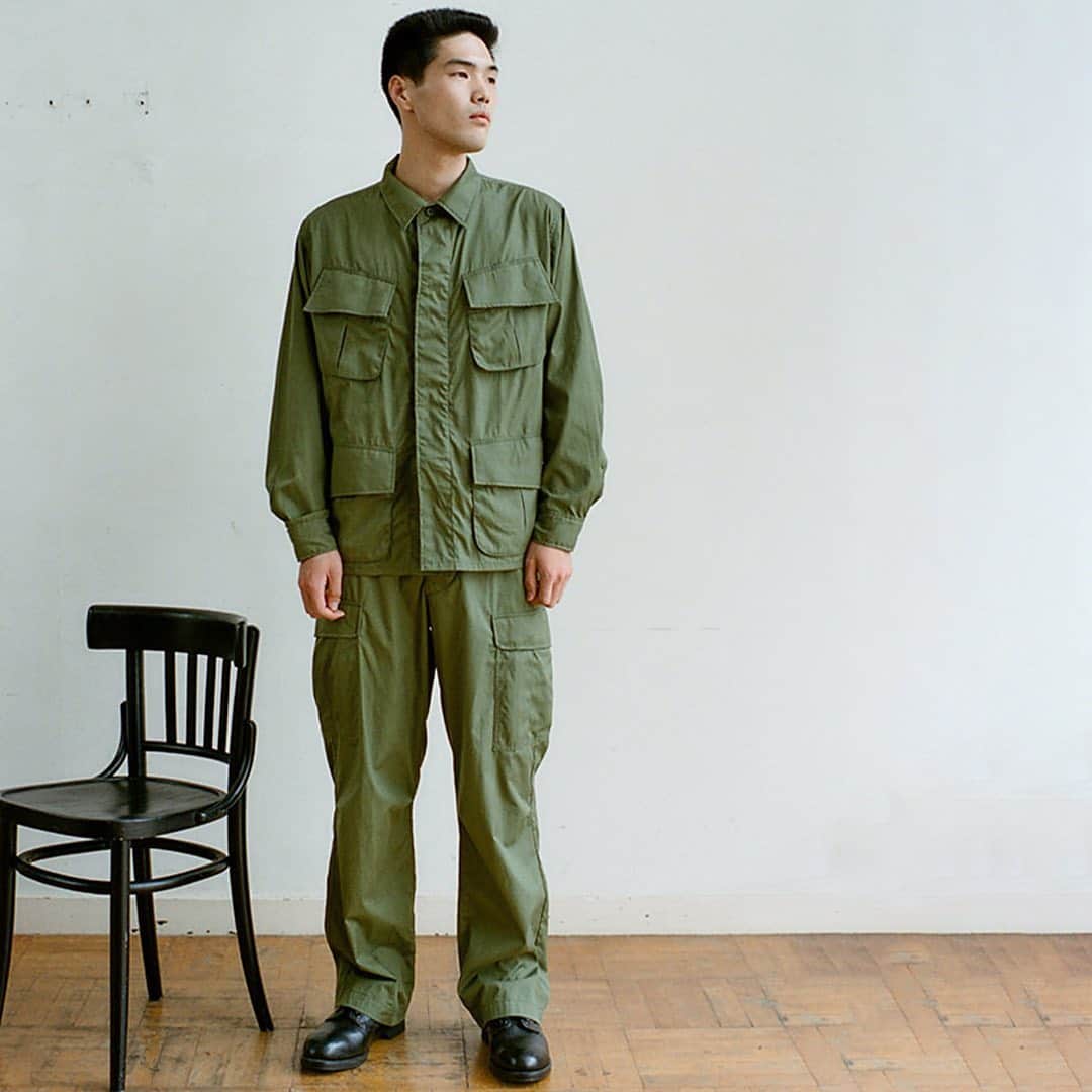 ARKnetsさんのインスタグラム写真 - (ARKnetsInstagram)「《 CIOTA 》﻿  ﻿ CIOTAは、岡山に本拠を構える縫製工場・生地製造販売会社、株式会社シオタが立ち上げたアパレルブランドです。 CIOTAの特徴は、原料の選別から、生地のデザイン、生地織り、洋服のデザイン、縫製仕様の考案、縫製まで、洋服作りにおけるすべての工程を自社で行えること。 そして、すべての工程に徹底的にこだわること。 良質な生地は、ひらめきをもたらします。 CIOTAのデザインはトレンドではなく、生地からのインスピレーションに従ったもの。 シンプルなデザインは、生地の個性を際立たせるため。 自社工場での縫製によって、素材を活かした、ベーシックなコレクションを製作しています。﻿ ﻿ ﻿ 【 取り扱い店舗 】﻿ @museum_ark﻿ @reark_arknets﻿ ﻿ ﻿ ■商品や通信販売に関しまして、ご不明な点がございましたらお気軽にお問い合わせください。﻿ -----------------------------------﻿ 【お問い合わせ】﻿ ARKnetsコールセンター﻿ TEL：028-634-1212 ( 営業時間 12:00～19:00 )﻿ ※店舗へ繋がりにくい場合には、こちらまでお問合せ下さい。﻿ -------------------------------------﻿ #ciota #シオタ #ciota_jp #denim #jacket #shirt #シャツ #cardigan #recommenditem  #オススメ #arknets #reark #museumark #栃木 #宇都宮 #群馬 #高崎 #埼玉 #越谷 #セレクトショップ #ファッション #styling #スタイリング #fashion #2020aw #2021aw #coodinate #コーディネイト #outfit」11月12日 11時25分 - arknets_official