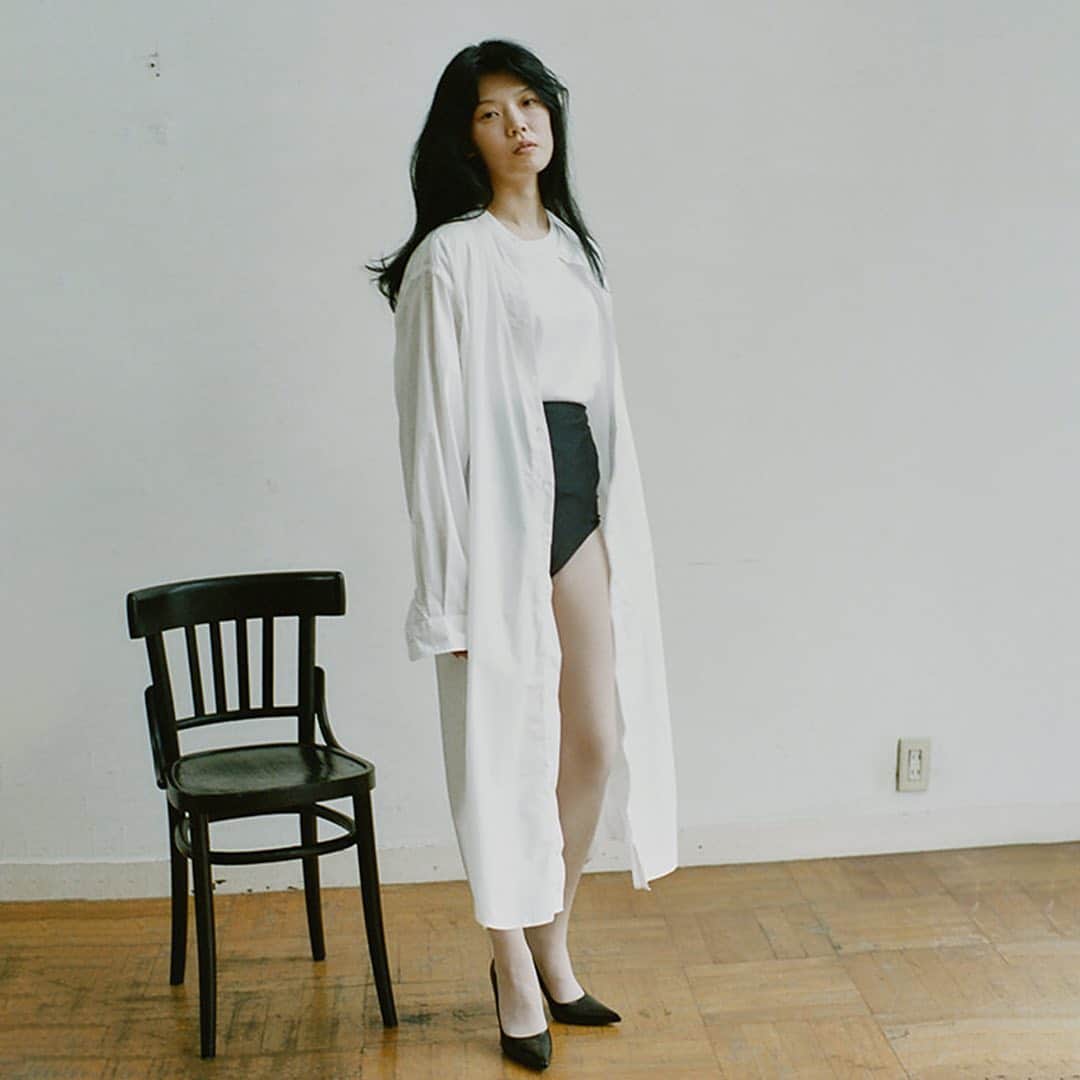 ARKnetsさんのインスタグラム写真 - (ARKnetsInstagram)「《 CIOTA 》﻿  ﻿ CIOTAは、岡山に本拠を構える縫製工場・生地製造販売会社、株式会社シオタが立ち上げたアパレルブランドです。 CIOTAの特徴は、原料の選別から、生地のデザイン、生地織り、洋服のデザイン、縫製仕様の考案、縫製まで、洋服作りにおけるすべての工程を自社で行えること。 そして、すべての工程に徹底的にこだわること。 良質な生地は、ひらめきをもたらします。 CIOTAのデザインはトレンドではなく、生地からのインスピレーションに従ったもの。 シンプルなデザインは、生地の個性を際立たせるため。 自社工場での縫製によって、素材を活かした、ベーシックなコレクションを製作しています。﻿ ﻿ ﻿ 【 取り扱い店舗 】﻿ @museum_ark﻿ @reark_arknets﻿ ﻿ ﻿ ■商品や通信販売に関しまして、ご不明な点がございましたらお気軽にお問い合わせください。﻿ -----------------------------------﻿ 【お問い合わせ】﻿ ARKnetsコールセンター﻿ TEL：028-634-1212 ( 営業時間 12:00～19:00 )﻿ ※店舗へ繋がりにくい場合には、こちらまでお問合せ下さい。﻿ -------------------------------------﻿ #ciota #シオタ #ciota_jp #denim #jacket #shirt #シャツ #cardigan #recommenditem  #オススメ #arknets #reark #museumark #栃木 #宇都宮 #群馬 #高崎 #埼玉 #越谷 #セレクトショップ #ファッション #styling #スタイリング #fashion #2020aw #2021aw #coodinate #コーディネイト #outfit」11月12日 11時25分 - arknets_official
