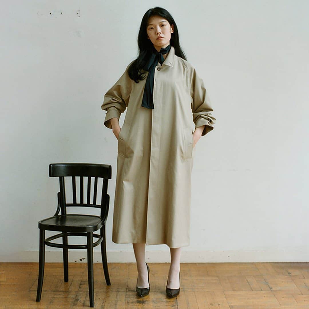 ARKnetsさんのインスタグラム写真 - (ARKnetsInstagram)「《 CIOTA 》﻿  ﻿ CIOTAは、岡山に本拠を構える縫製工場・生地製造販売会社、株式会社シオタが立ち上げたアパレルブランドです。 CIOTAの特徴は、原料の選別から、生地のデザイン、生地織り、洋服のデザイン、縫製仕様の考案、縫製まで、洋服作りにおけるすべての工程を自社で行えること。 そして、すべての工程に徹底的にこだわること。 良質な生地は、ひらめきをもたらします。 CIOTAのデザインはトレンドではなく、生地からのインスピレーションに従ったもの。 シンプルなデザインは、生地の個性を際立たせるため。 自社工場での縫製によって、素材を活かした、ベーシックなコレクションを製作しています。﻿ ﻿ ﻿ 【 取り扱い店舗 】﻿ @museum_ark﻿ @reark_arknets﻿ ﻿ ﻿ ■商品や通信販売に関しまして、ご不明な点がございましたらお気軽にお問い合わせください。﻿ -----------------------------------﻿ 【お問い合わせ】﻿ ARKnetsコールセンター﻿ TEL：028-634-1212 ( 営業時間 12:00～19:00 )﻿ ※店舗へ繋がりにくい場合には、こちらまでお問合せ下さい。﻿ -------------------------------------﻿ #ciota #シオタ #ciota_jp #denim #jacket #shirt #シャツ #cardigan #recommenditem  #オススメ #arknets #reark #museumark #栃木 #宇都宮 #群馬 #高崎 #埼玉 #越谷 #セレクトショップ #ファッション #styling #スタイリング #fashion #2020aw #2021aw #coodinate #コーディネイト #outfit」11月12日 11時25分 - arknets_official