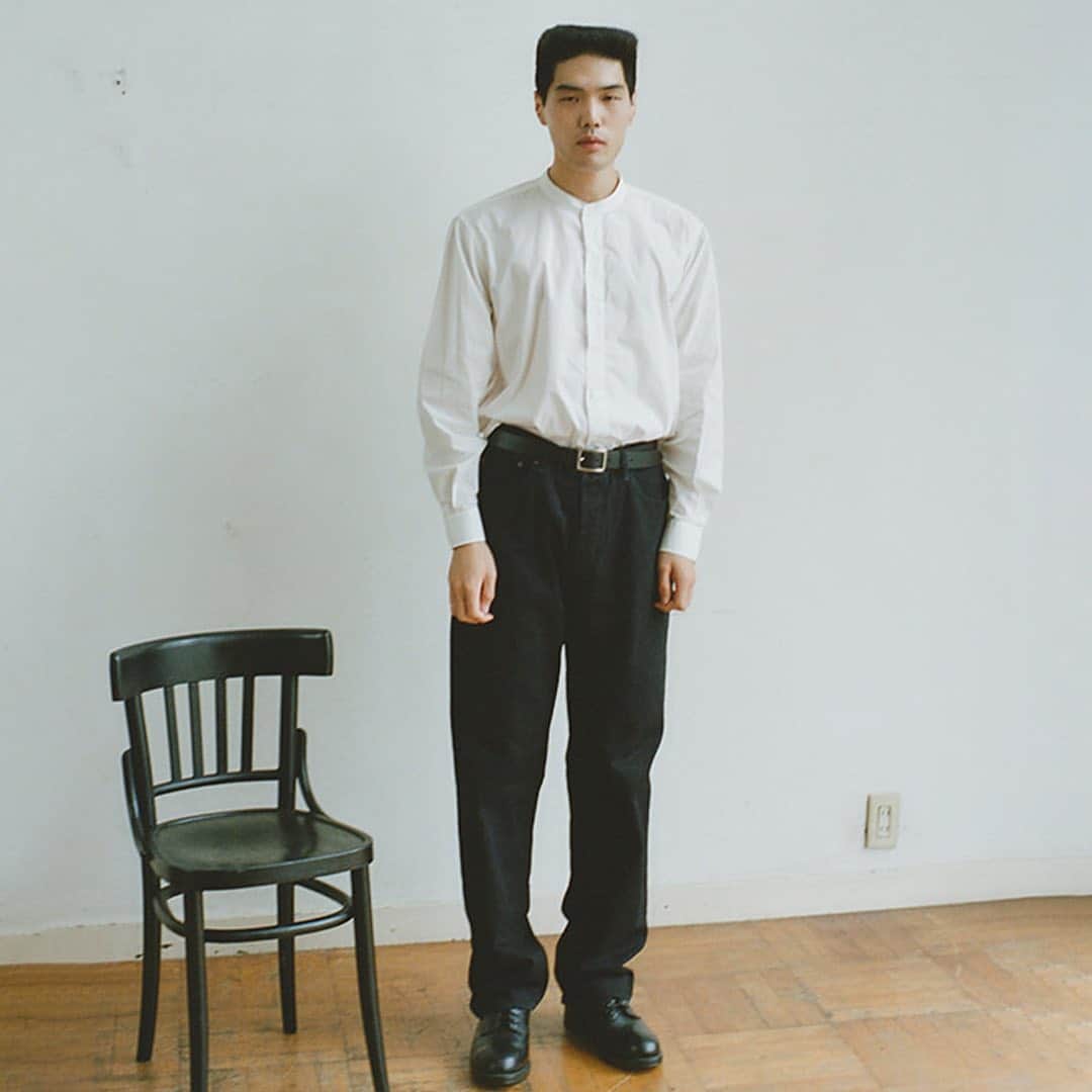 ARKnetsさんのインスタグラム写真 - (ARKnetsInstagram)「《 CIOTA 》﻿  ﻿ CIOTAは、岡山に本拠を構える縫製工場・生地製造販売会社、株式会社シオタが立ち上げたアパレルブランドです。 CIOTAの特徴は、原料の選別から、生地のデザイン、生地織り、洋服のデザイン、縫製仕様の考案、縫製まで、洋服作りにおけるすべての工程を自社で行えること。 そして、すべての工程に徹底的にこだわること。 良質な生地は、ひらめきをもたらします。 CIOTAのデザインはトレンドではなく、生地からのインスピレーションに従ったもの。 シンプルなデザインは、生地の個性を際立たせるため。 自社工場での縫製によって、素材を活かした、ベーシックなコレクションを製作しています。﻿ ﻿ ﻿ 【 取り扱い店舗 】﻿ @museum_ark﻿ @reark_arknets﻿ ﻿ ﻿ ■商品や通信販売に関しまして、ご不明な点がございましたらお気軽にお問い合わせください。﻿ -----------------------------------﻿ 【お問い合わせ】﻿ ARKnetsコールセンター﻿ TEL：028-634-1212 ( 営業時間 12:00～19:00 )﻿ ※店舗へ繋がりにくい場合には、こちらまでお問合せ下さい。﻿ -------------------------------------﻿ #ciota #シオタ #ciota_jp #denim #jacket #shirt #シャツ #cardigan #recommenditem  #オススメ #arknets #reark #museumark #栃木 #宇都宮 #群馬 #高崎 #埼玉 #越谷 #セレクトショップ #ファッション #styling #スタイリング #fashion #2020aw #2021aw #coodinate #コーディネイト #outfit」11月12日 11時25分 - arknets_official