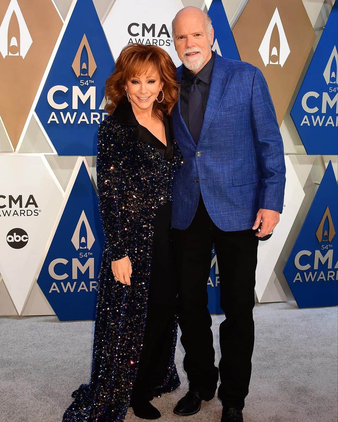 Just Jaredさんのインスタグラム写真 - (Just JaredInstagram)「@reba is joined by her boyfriend @rexlinn13 at the @cma awards in Nashville. #RebaMcEntire #RexLinn  #CMAAwards Photos: ABC, Getty」11月12日 11時17分 - justjared