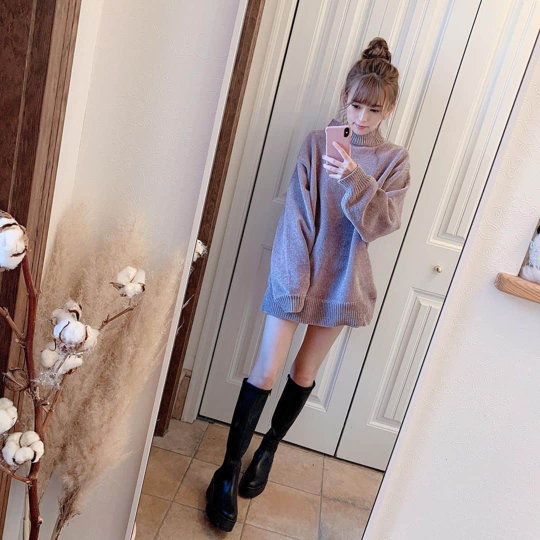 町田亜里香のインスタグラム：「﹋ 寒いけど足出しちゃうよな日。 年齢を感じて…🥶笑 . . このニットzozoのセールで 秋前に買ったものなんだけど emodaのニット🧶ˎˊ˗ 可愛すぎるでしょ❤︎色味もgooo. ブーツはDMめちゃくちゃもらった🤫 去年完売して、悔しかったから 今年は早めにGETしておいて🥴 昨日初めてお外デビューしました👢 . . 足はね。 ある一定の寒さを耐えると 覚醒します。 ＝麻痺←wwwww 感覚がほぼなくなるという😱😱 若い時は足に寒さ感じなかったけど 歳をとると麻痺するようです。笑 でもね、29歳だけど29歳に見えない 若々しい女性でいたいものです🤔 そして足を魅せるって🦵 隠してるより意識するので🤔 ダイエットも頑張れる一石二鳥🥺 . . 長くなっちゃったけど、 とにかくこの絶対領域がすき🤭❤︎ あーかわいい⭐︎❤︎ この細くて折れてしまいそうな足がすき。笑 みんなが守ってあげたくなるような 可愛い女の子タイプに なりたいものです👹←実際 . . お洋服タグ付けします🏷✨ . . #code #codenate #ママコーデ  #emoda #juemi #玄関  #パンパスグラス #ブーツコーデ  #絶対領域 #絶対領域コーデ  #ダイエット #ダイエット仲間募集  #diet #脚やせ #脚やせダイエット  #ママコーデ @_juemi_  @juritakiguchi ←神様女神様。」