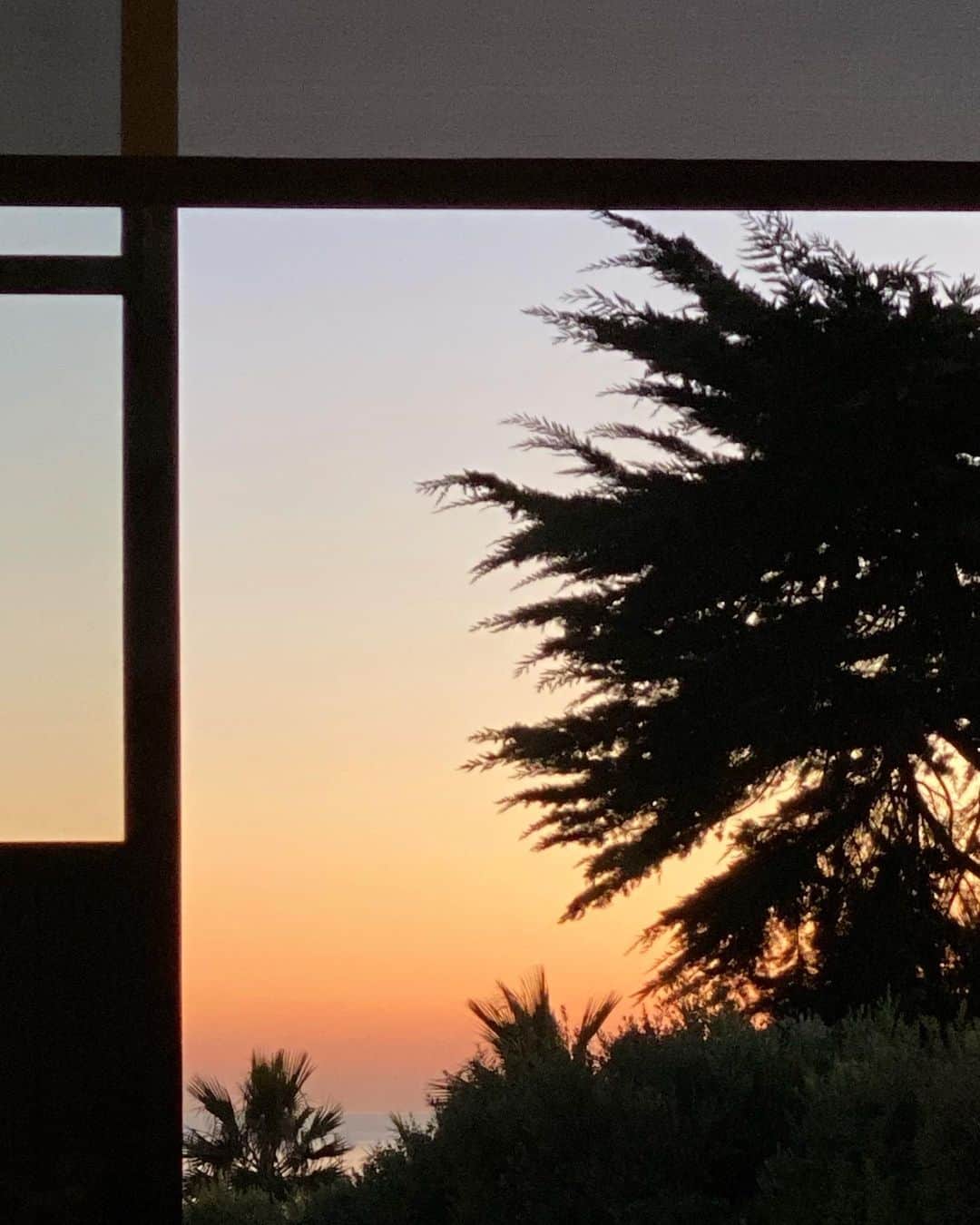のインスタグラム：「#malibusunsets , Pretending I am in #Yonaguni islands of Japan.」