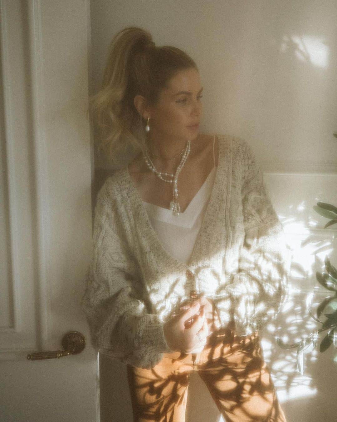 Amber Fillerup Clarkさんのインスタグラム写真 - (Amber Fillerup ClarkInstagram)「Felt fancy in pearls today ✨」11月12日 11時18分 - amberfillerup