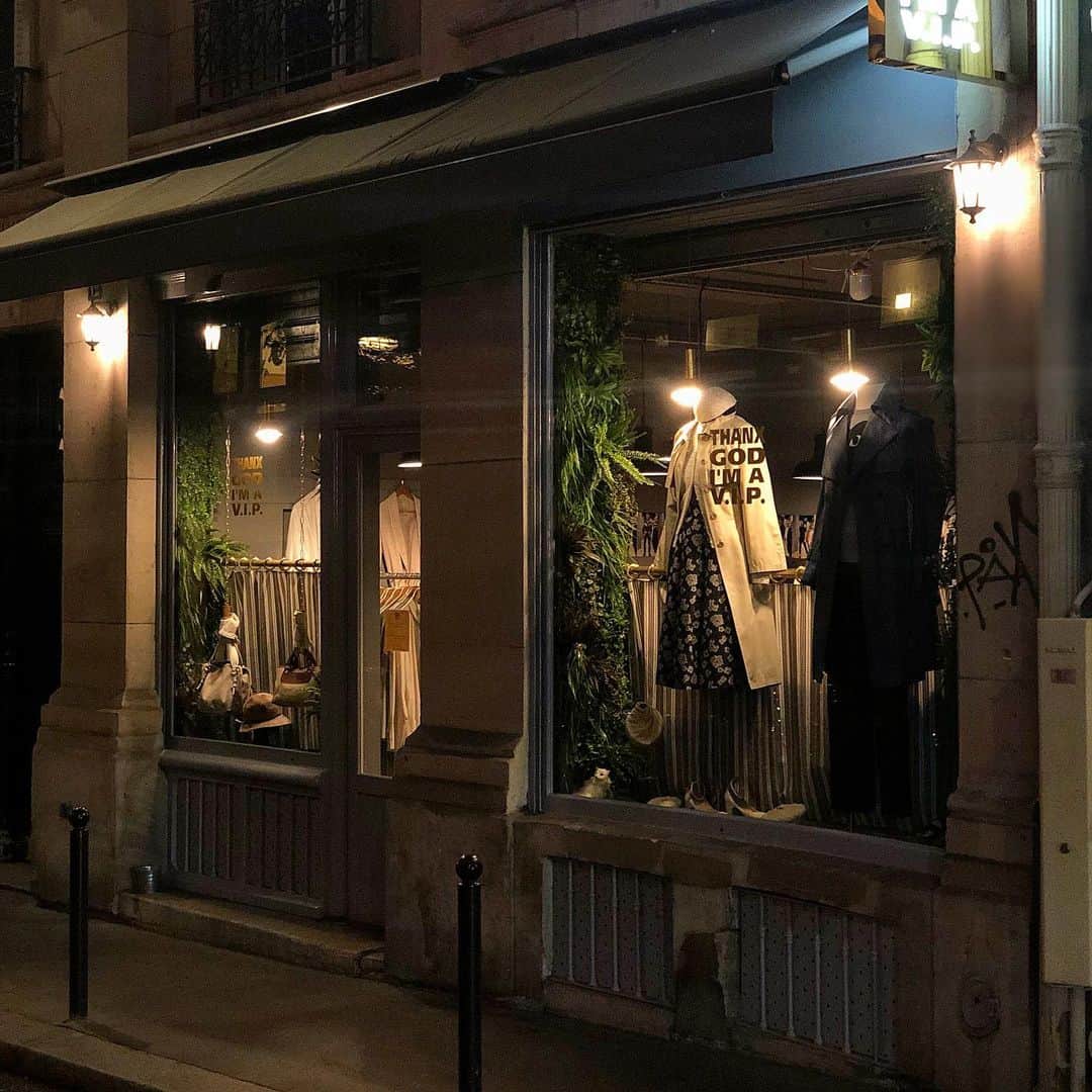 LAUNCHのインスタグラム：「Paris🇫🇷﻿ 老舗のthanks godへ﻿ 日本では見かけないデザイナーズが沢山！！﻿ 日本語を話せるスタッフが居るので、﻿ 安心してお買い物出来ました^ ^」